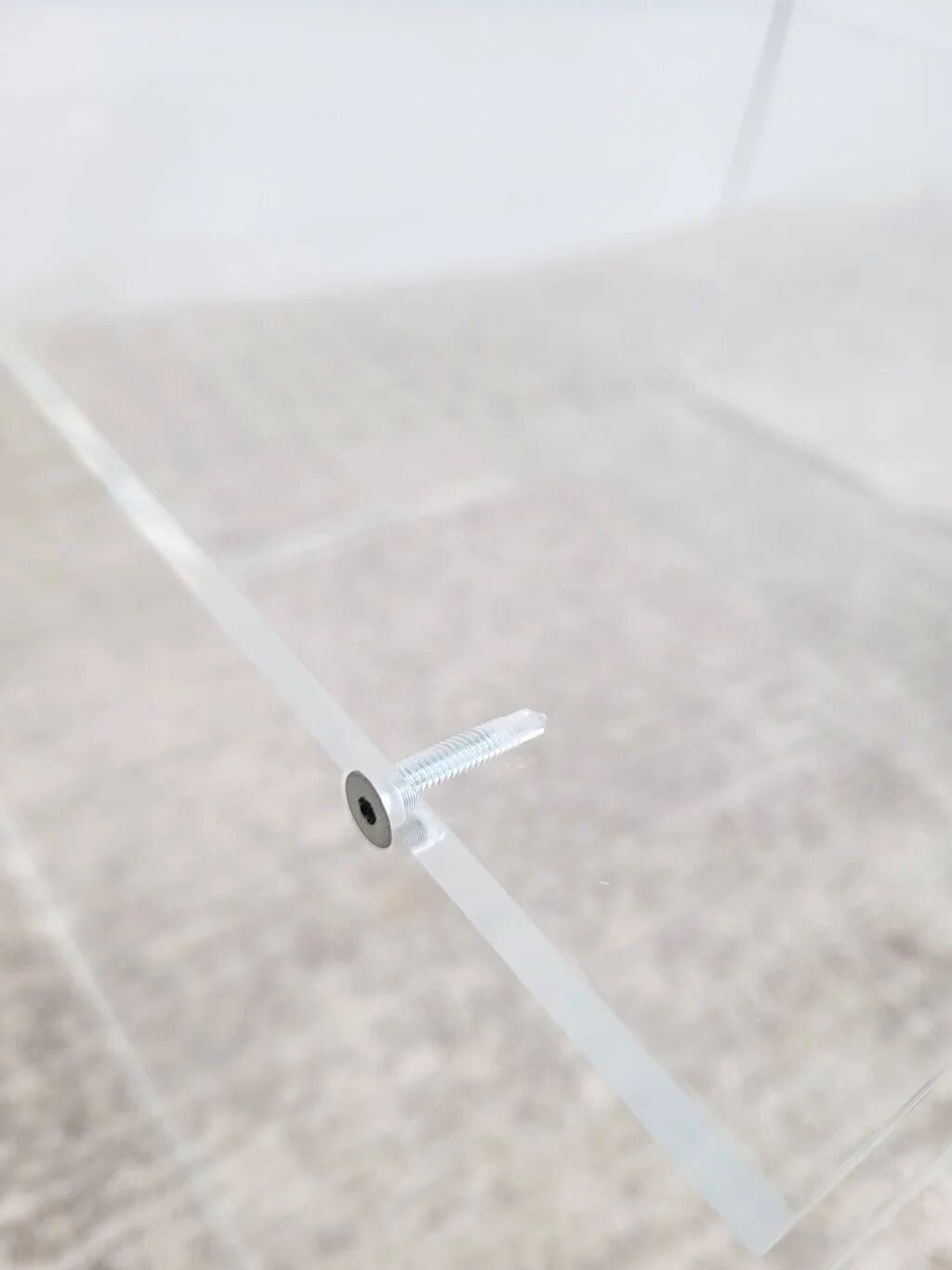 Vintage side table in transparent plexiglass from the 70s.