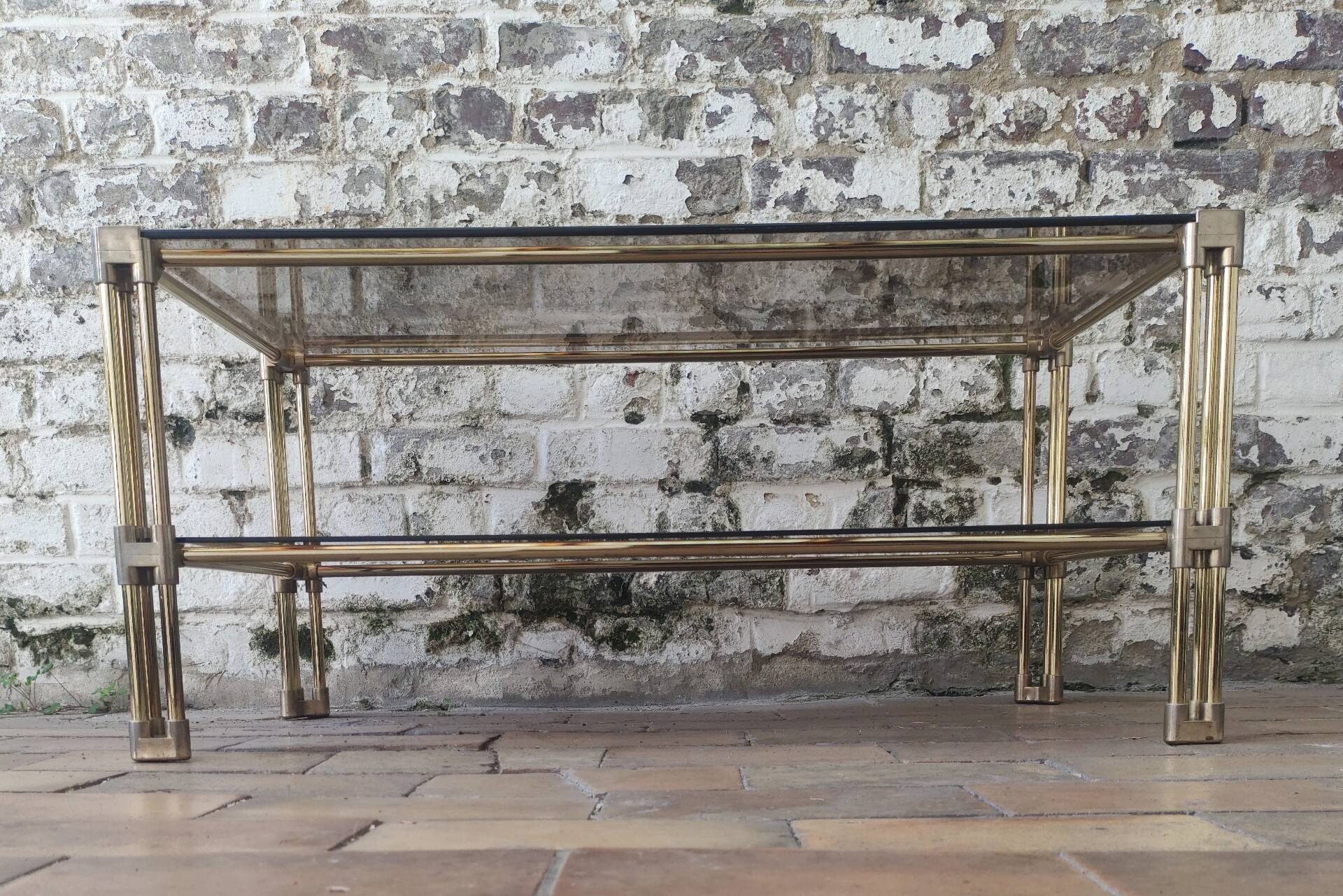 Table basse double plateau vintage en laiton et verre fumé – Années 70
