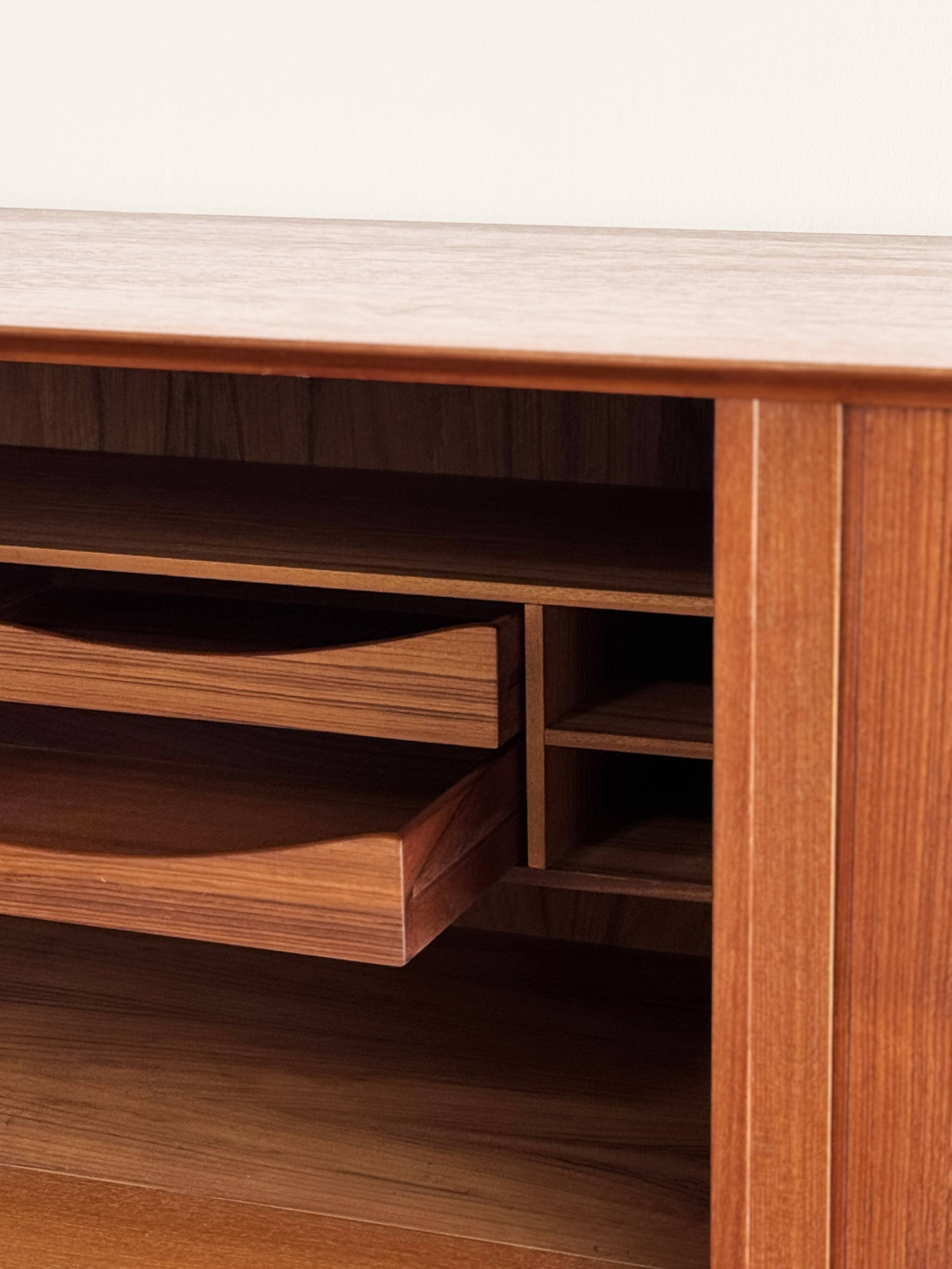 Grand Buffet Mid-Century Moderne en Teck avec Portes Tambour par Arne Vodder pour Sibast, Danemark