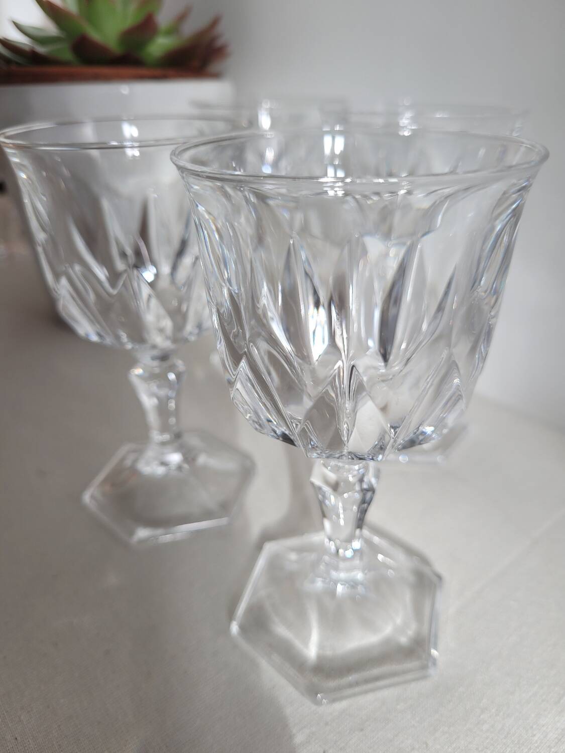 Set of 4 white wine glasses in Chaumont crystal from Cristal d'Arques.