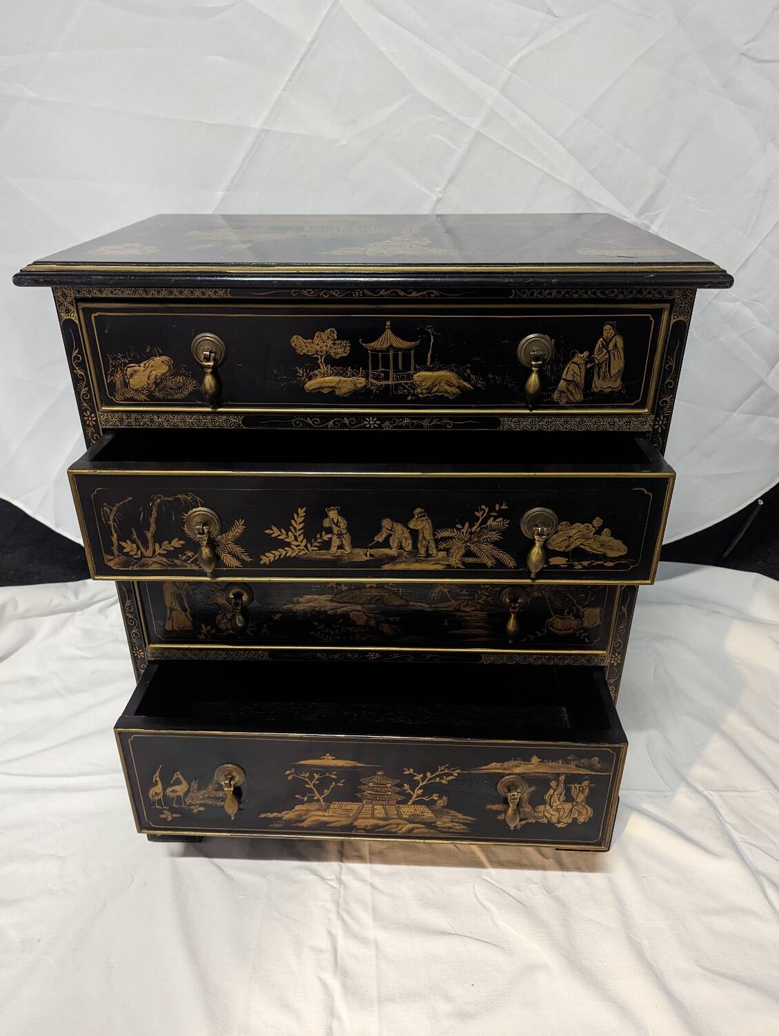 Asian chest of drawers in Chinese lacquer