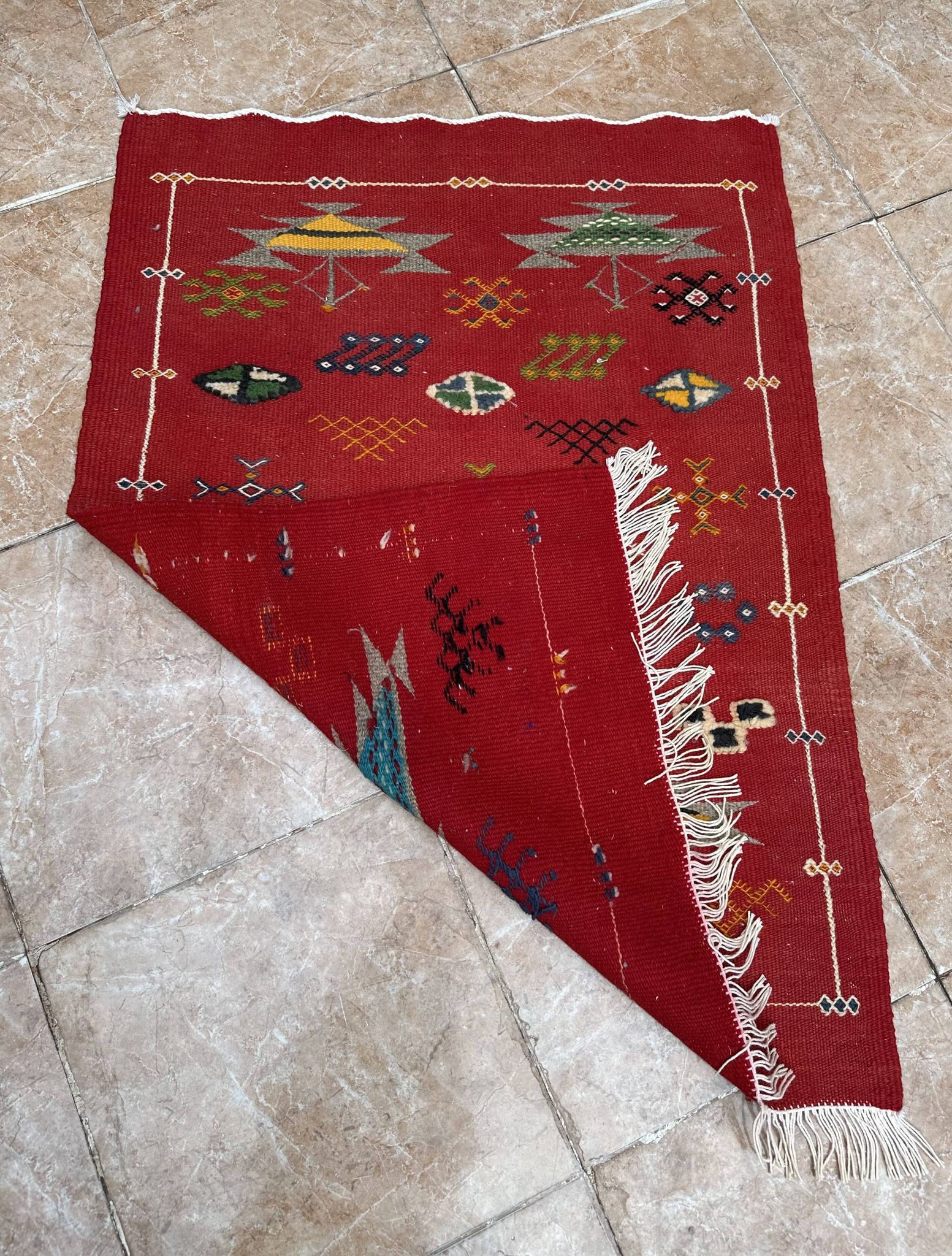 Tapis marocain en laine rouge – Décoration bohème pour petits espaces