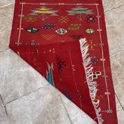 Tapis marocain en laine rouge – Décoration bohème pour petits espaces