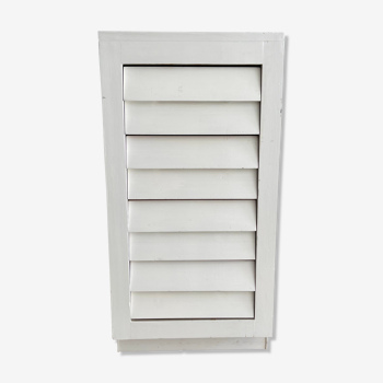 Armoire de chevet avec tiroirs peints en blanc