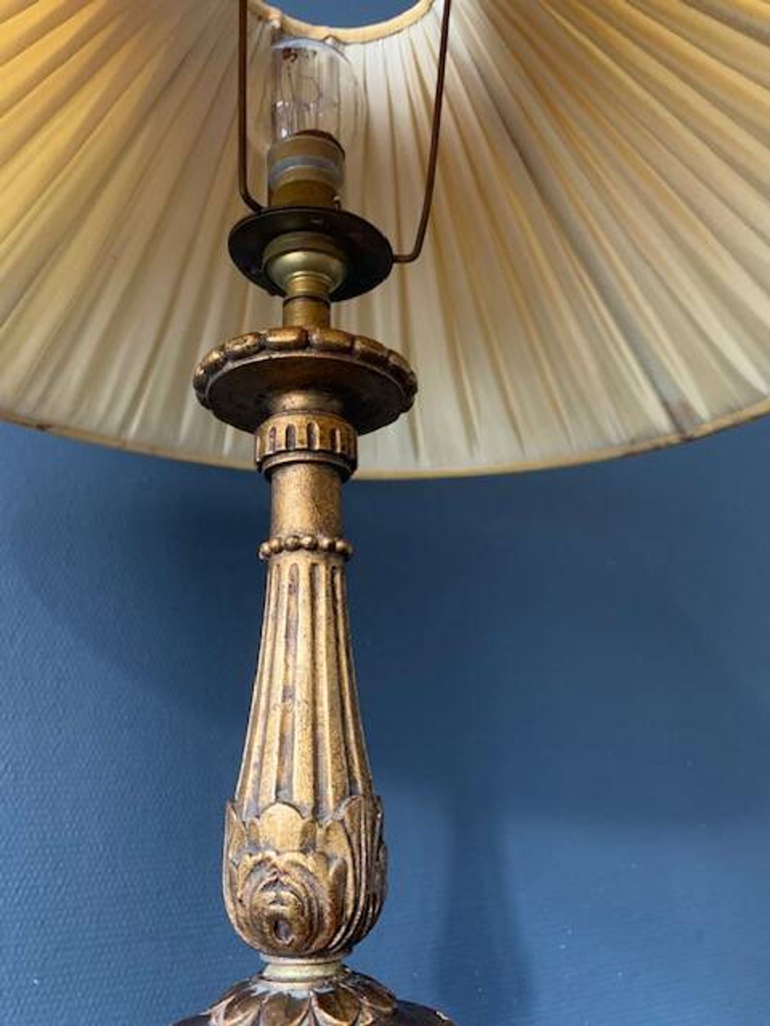 Antique lamp in gilded carved wood, tripod, Napoleon III, 19th century