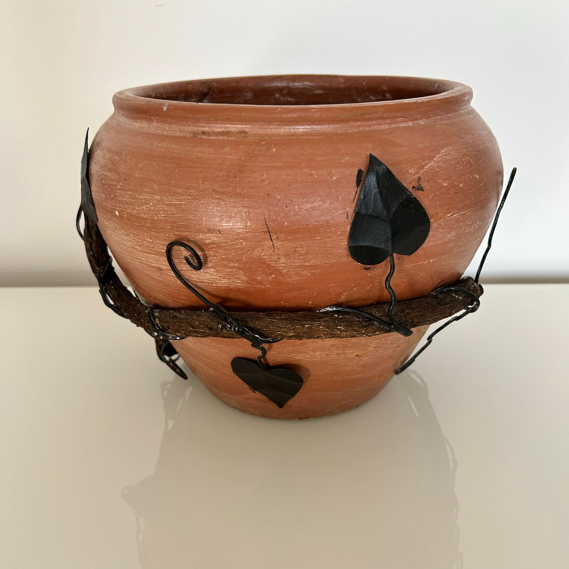 Cache-pot in wrought iron and wood