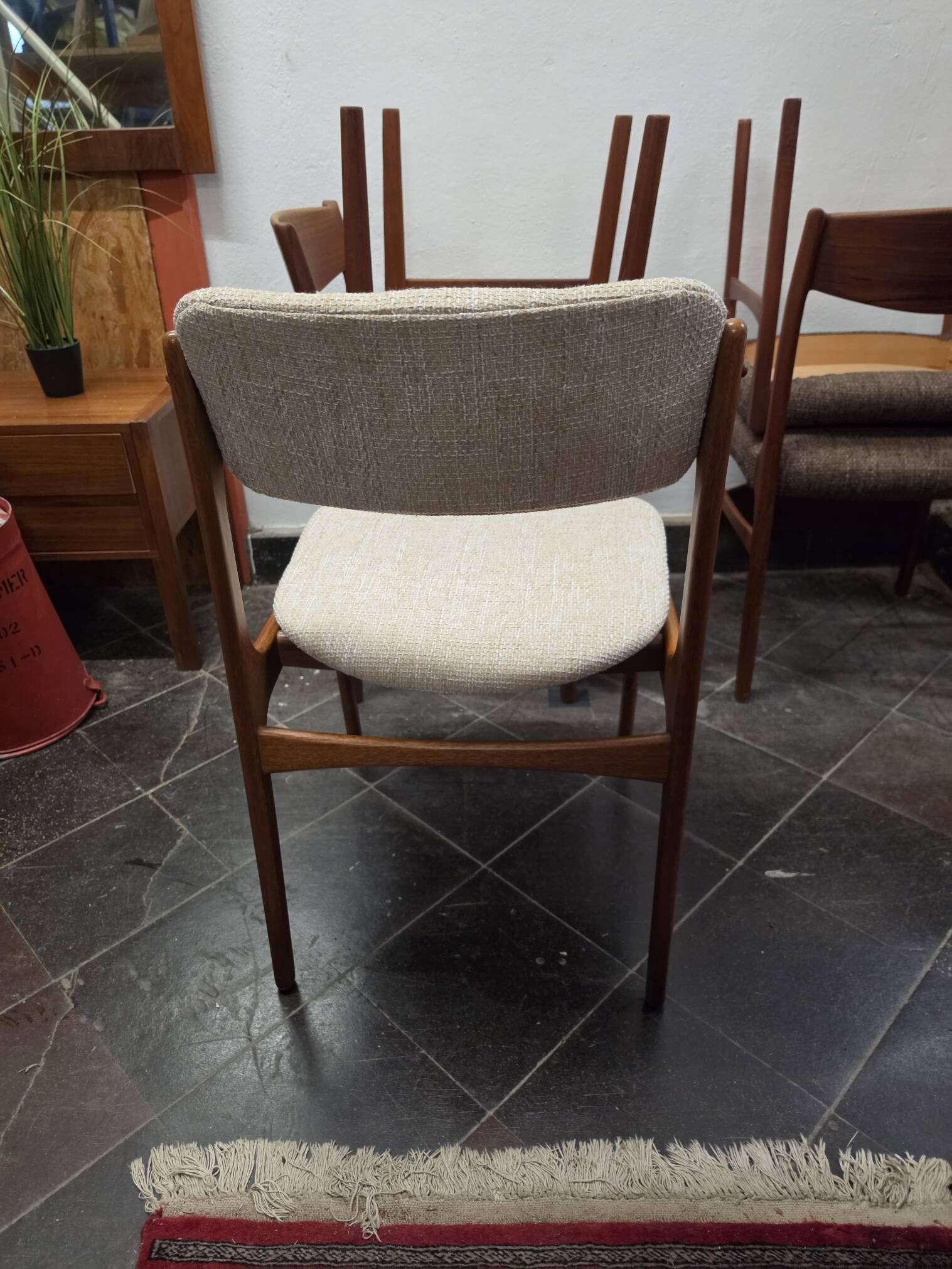 Un ensemble de quatre chaises de salle à manger en teck vintage.