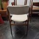 Un ensemble de quatre chaises de salle à manger en teck vintage.