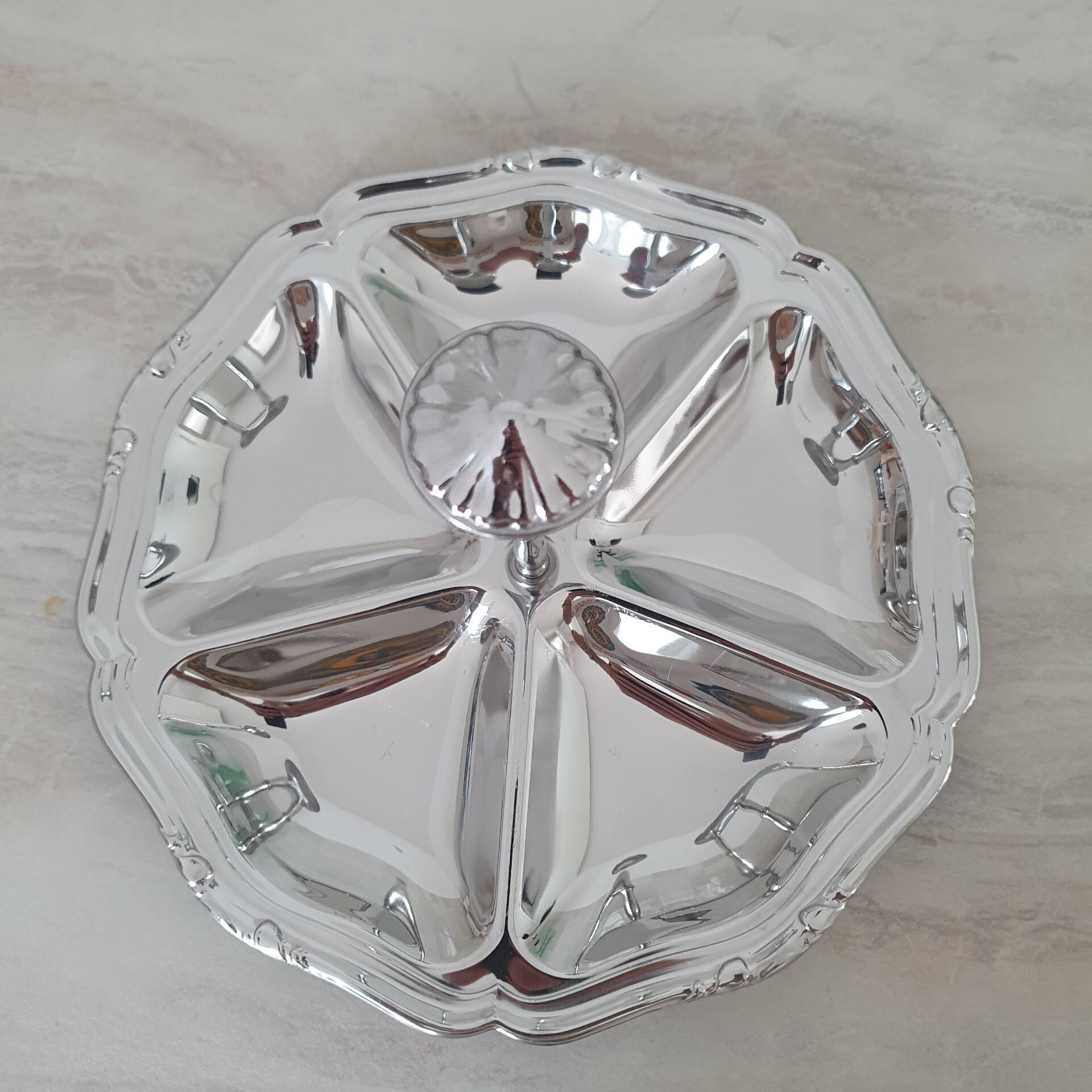 Guy Degrenne / Round platter with compartments and central stainless steel handle