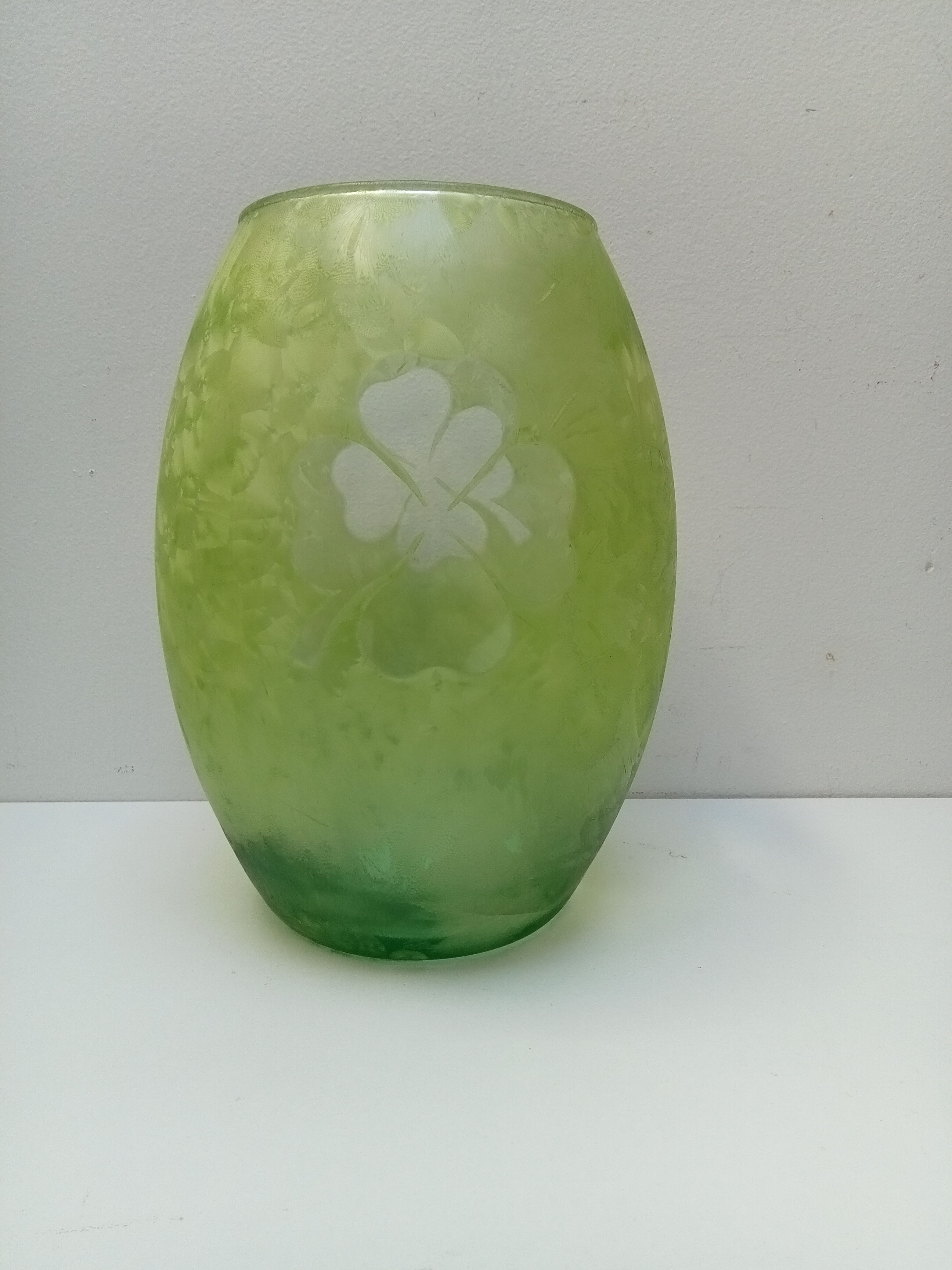 Green vase decoration clover