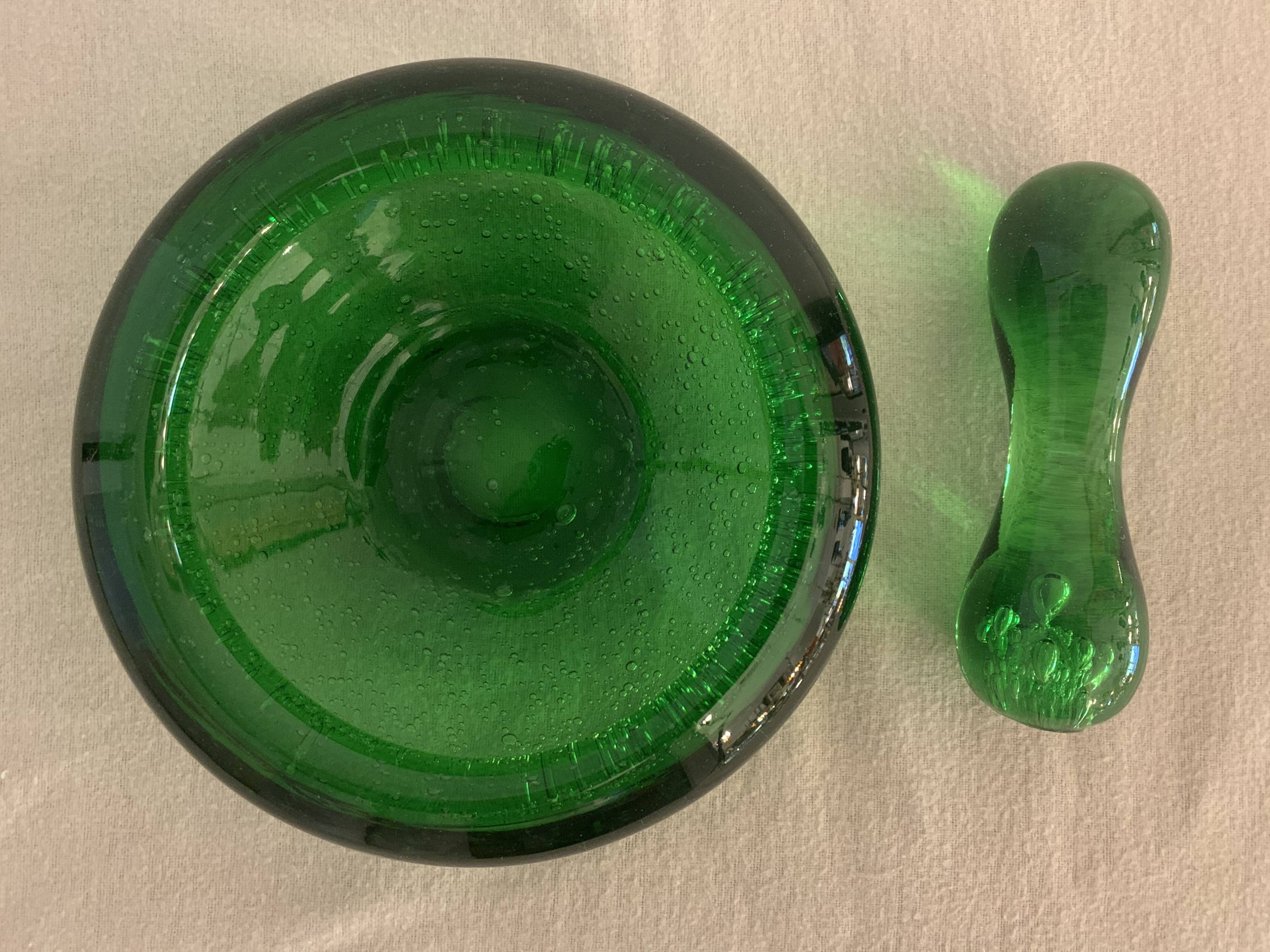 Cendrier Biot en verre vert avec pilon écrase cigares 1960