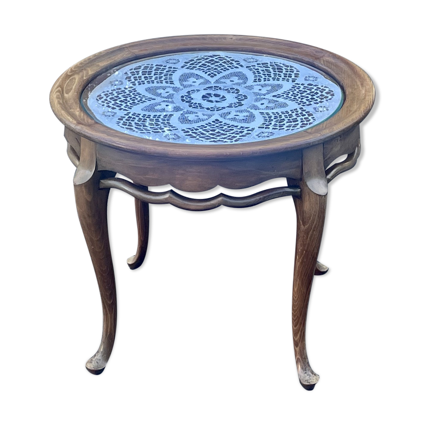 Coffee table with round shape
