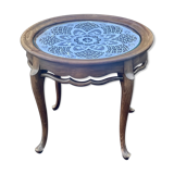 Coffee table with round shape