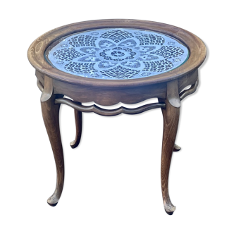Coffee table with round shape