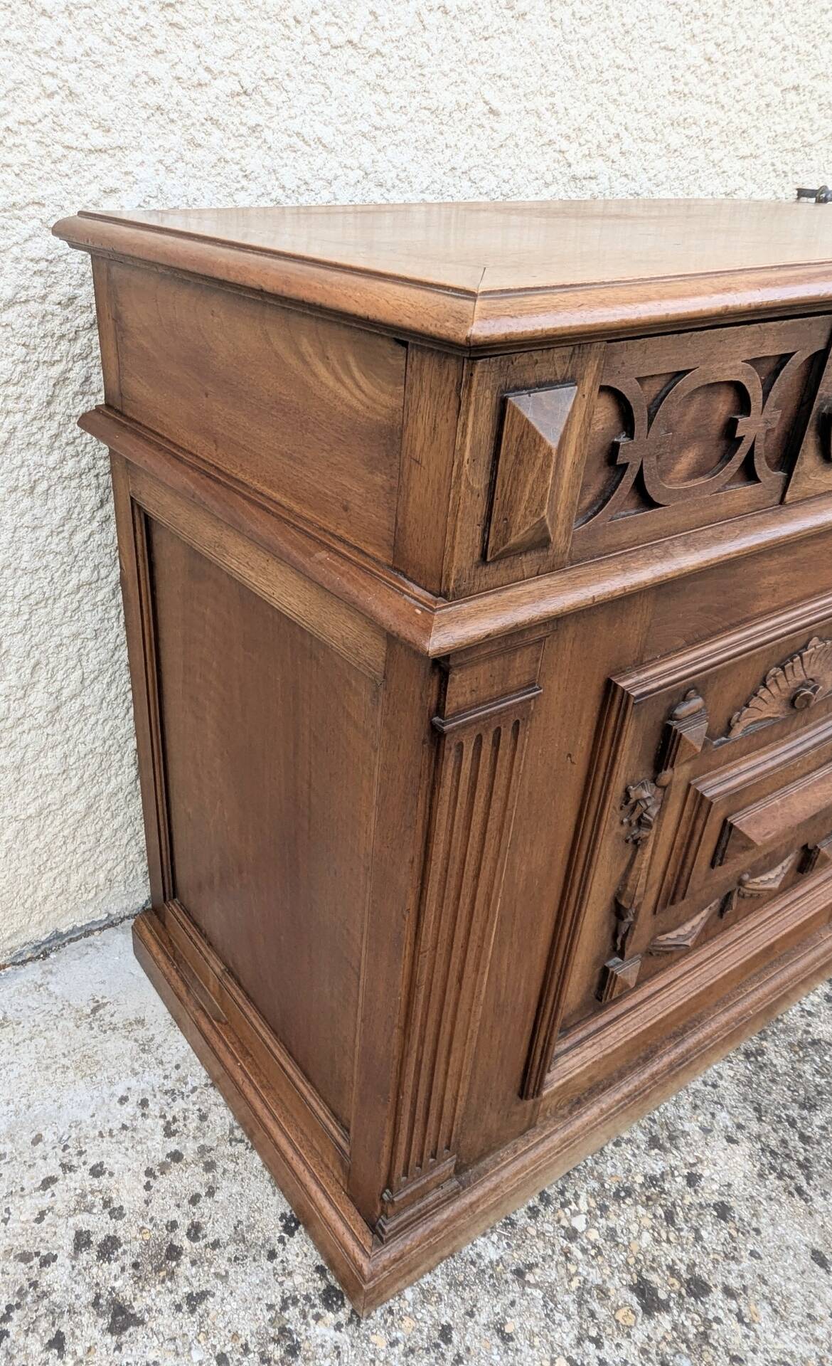 Coffre de rangement en noyer massif style Renaissance
