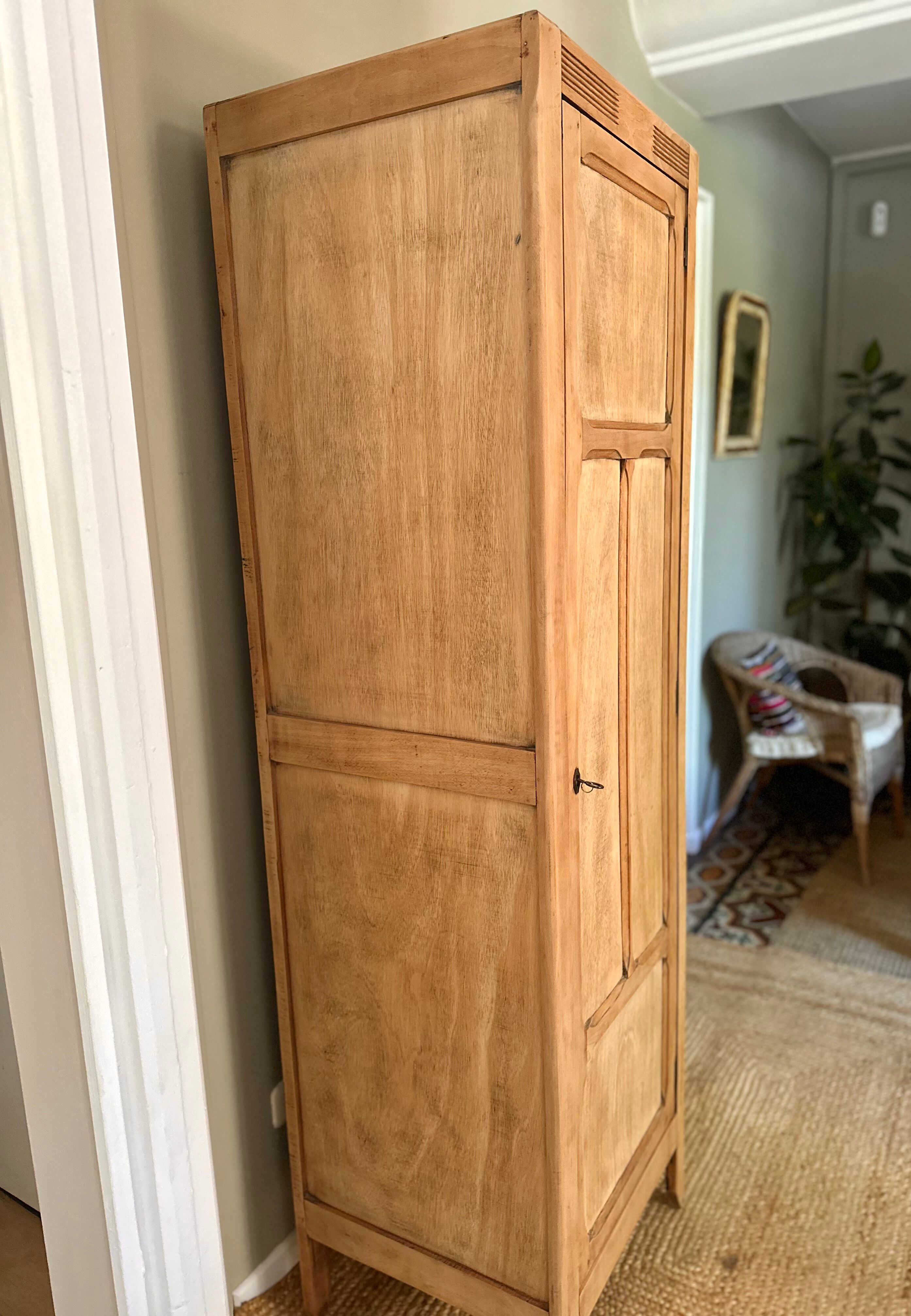 Parisian wardrobe bonnetière
