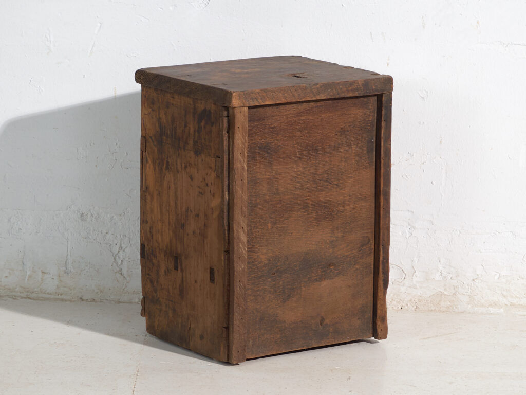 Petit meuble ancien chinois en bois peint – Chine, vers 1900