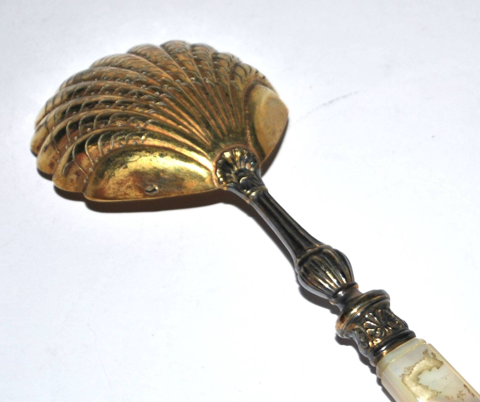 Empire sprinkling spoon in gilded silver vermeil and mother-of-pearl, 19th century.