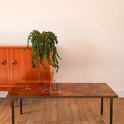 Ceramic and black iron coffee table, attributed to the Roche-Bobois brand, with a black metal base and structure, rectangular ceramic top from Vallauris with colourful patterns in ochre and orange, design from the 1970s.