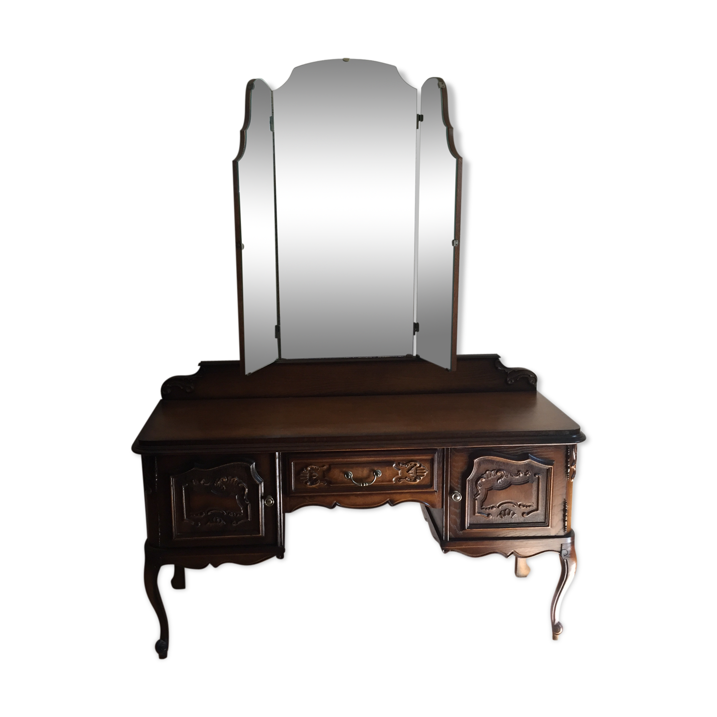 Hairdresser with triptych mirror