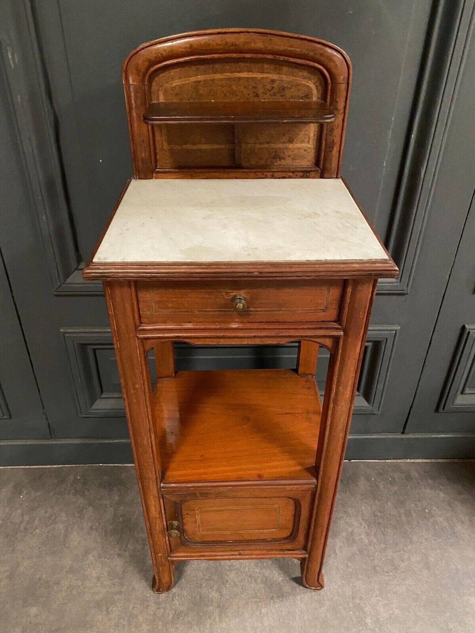 Chevet en acajou blond 1900 Art Nouveau plateau en marbre blanc