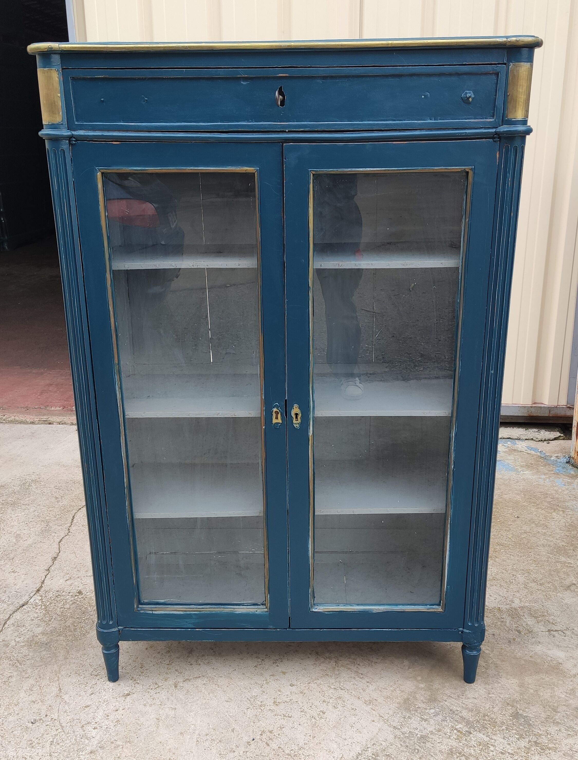 Showcase Louis XVI blue patina