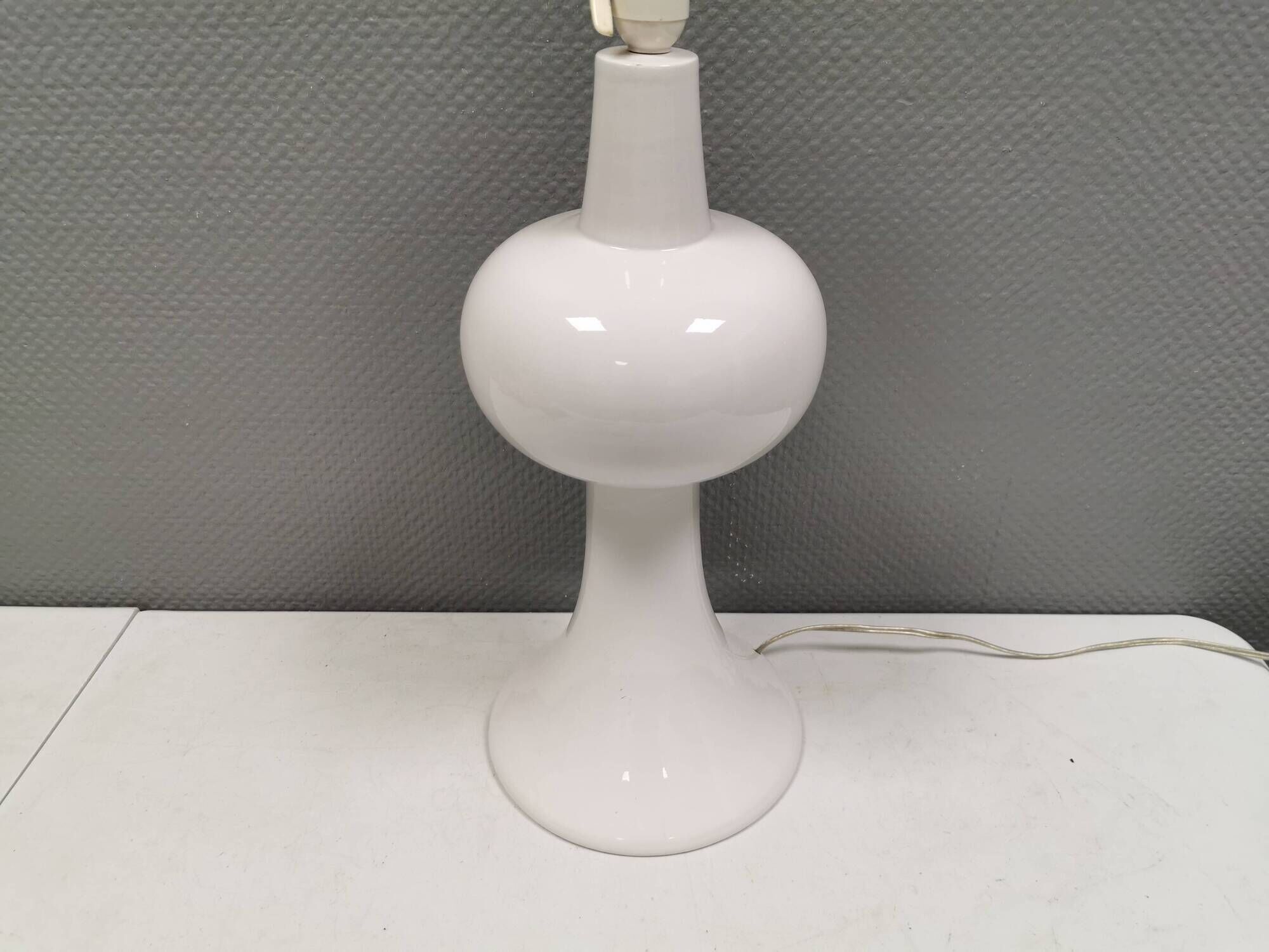 Large and beautiful Italian Table Lamp in white porcelain, estimated 1980s.