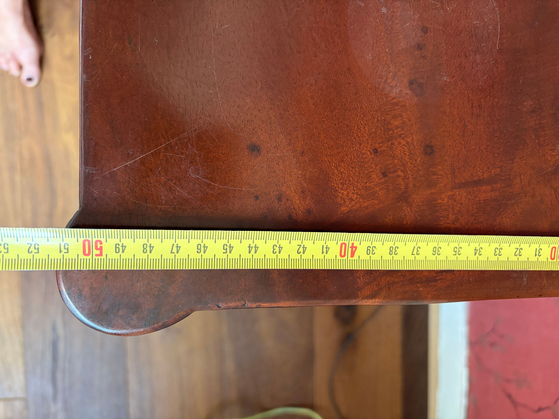 Table d’appoint 2 tiroirs avec étagères en cannage