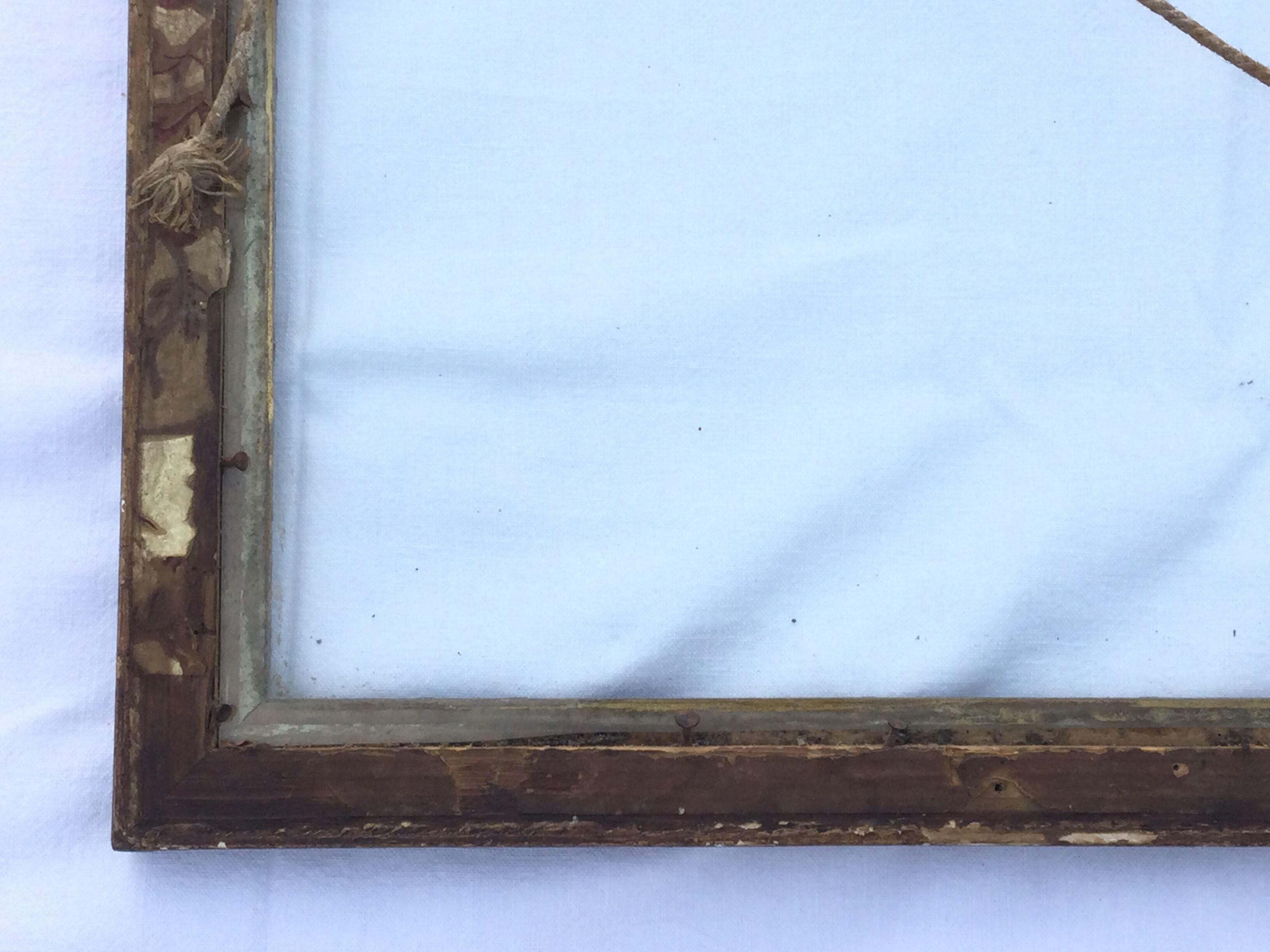 Gilded wooden frame and its glass