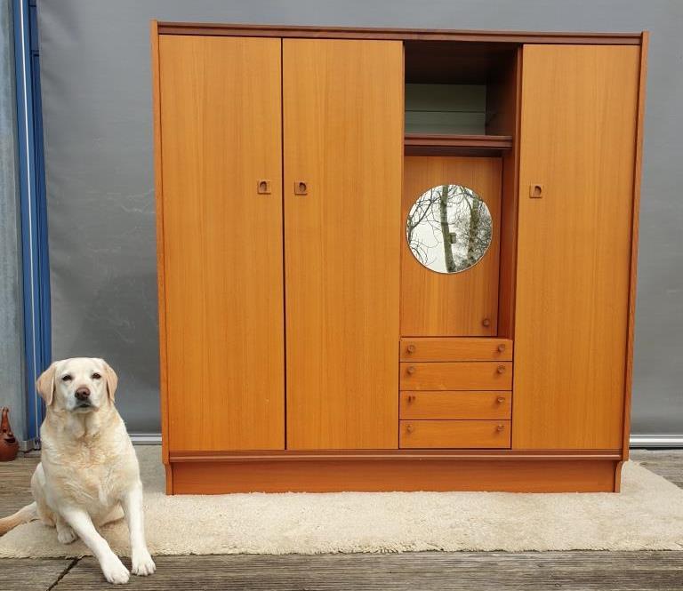 Scandinavian dressing cabinet with round mirror