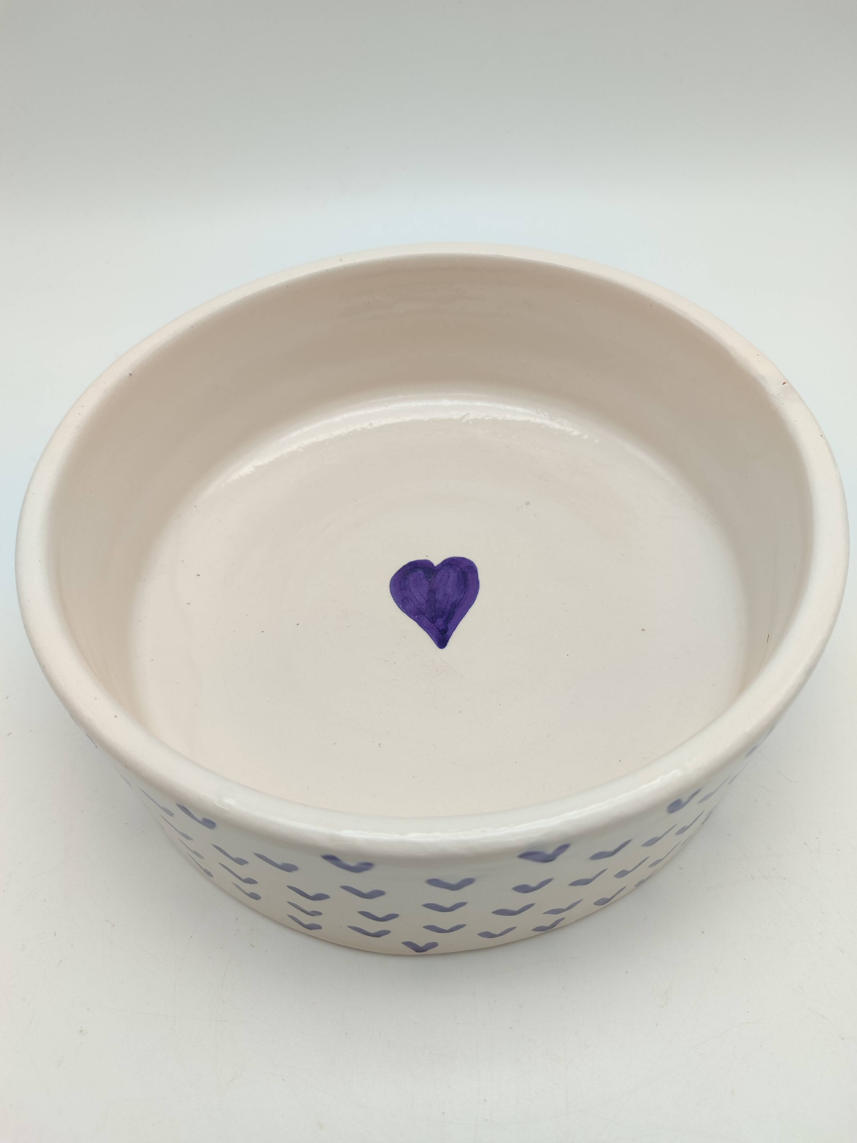 Ceramic bowl with small blue hearts and lead-free paint