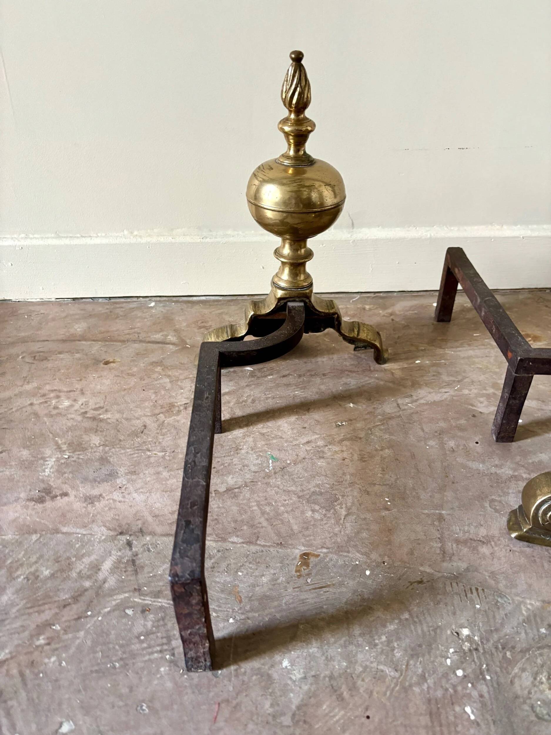 Paire de chenets en laiton et fonte, fin XVIIIème