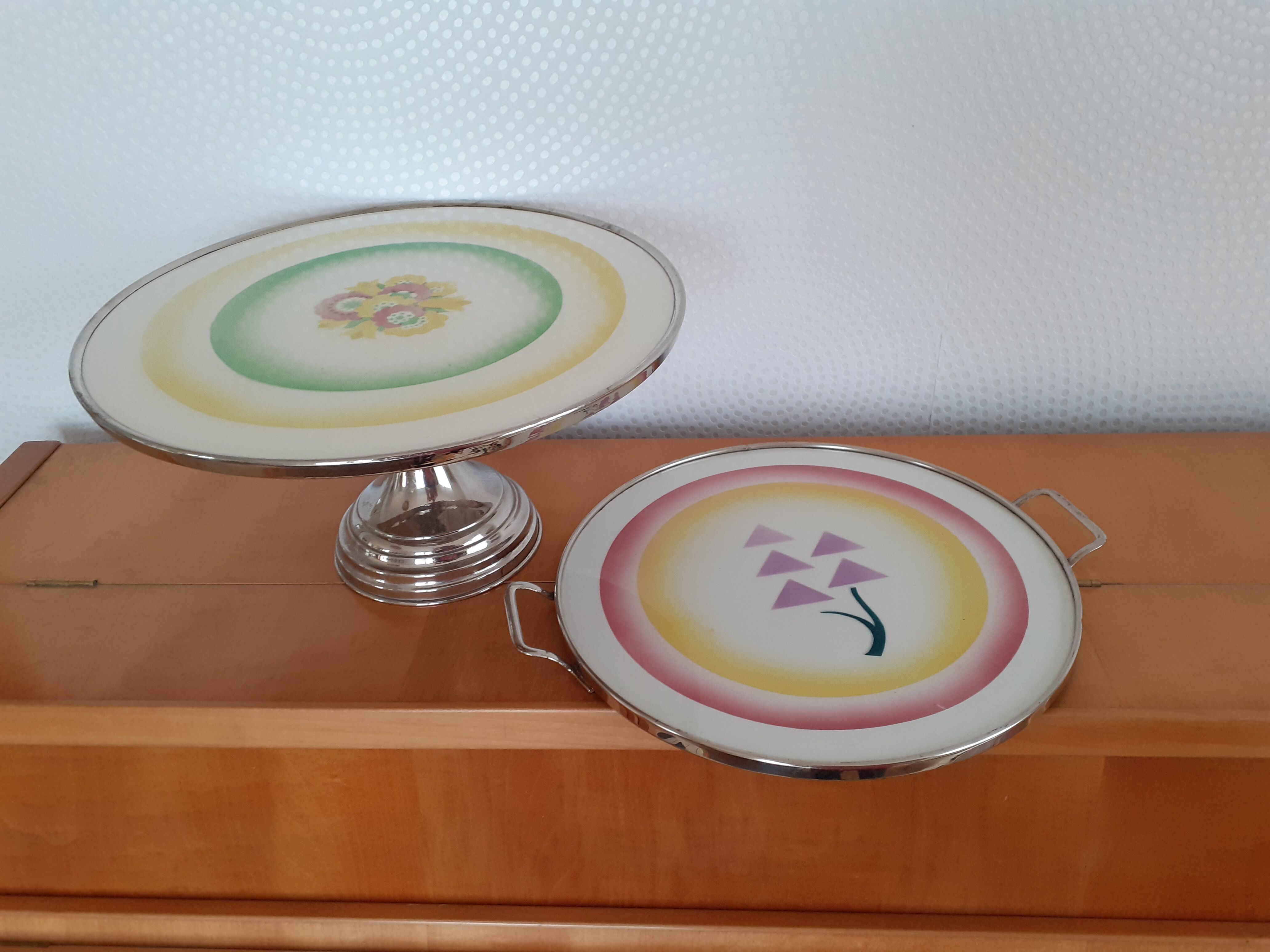 Duo of vintage cake dishes