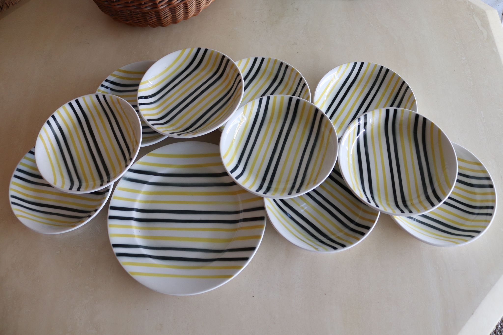 Set de 10 assiettes creuses et 1 plat rayés moulins des loups