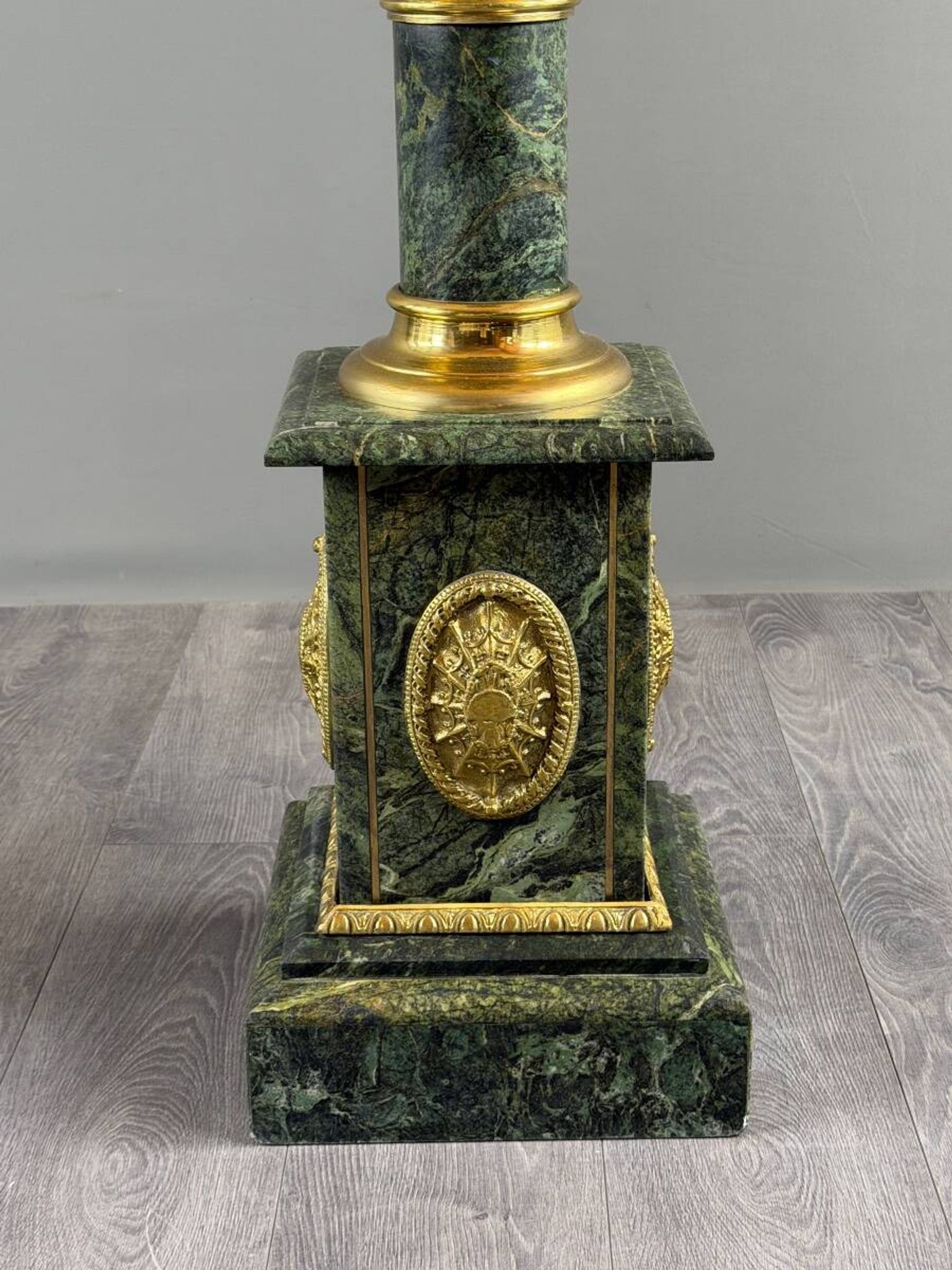 Pair of green marble columns, gilded bronze and gilded brass, 20th Century