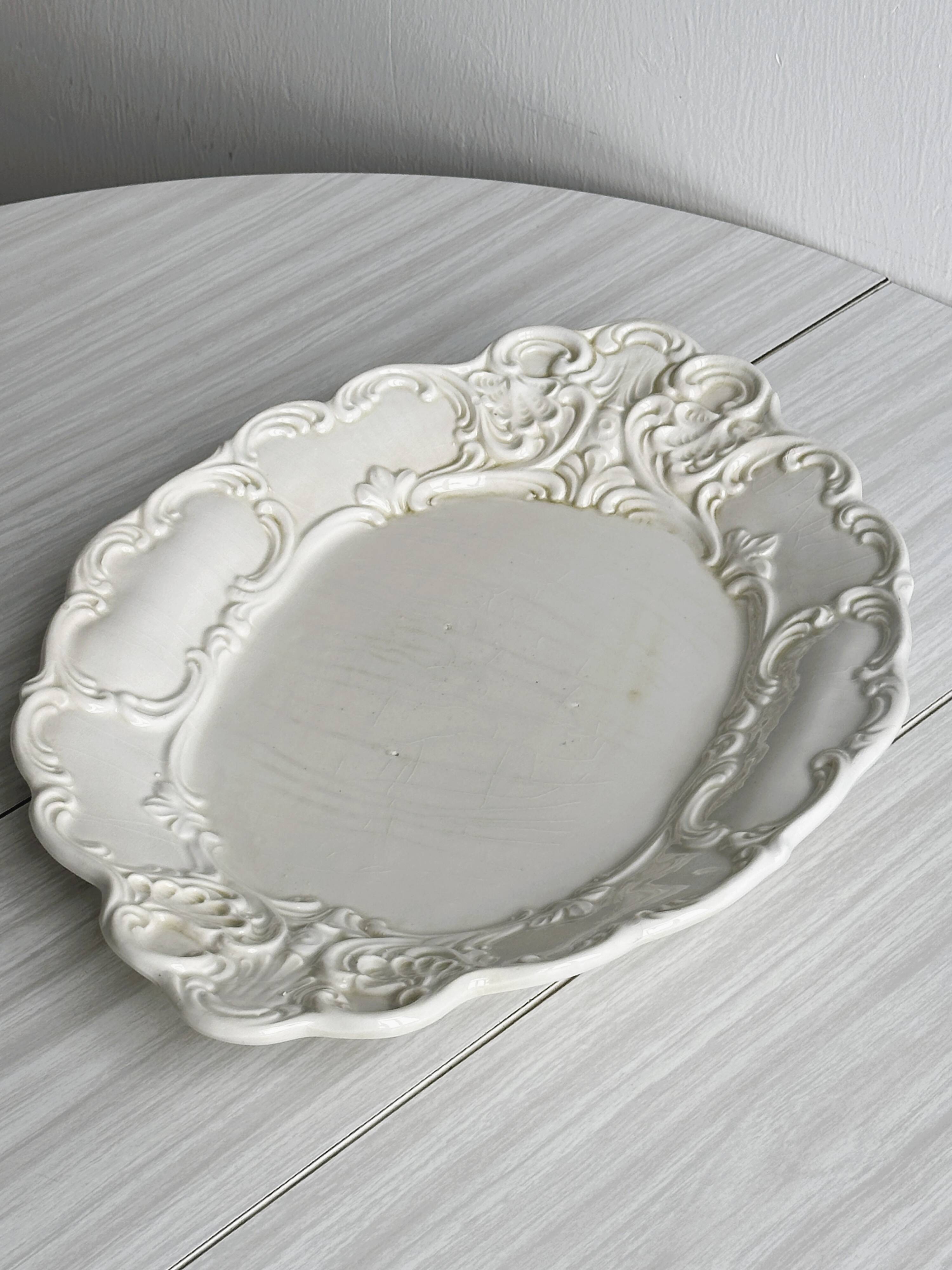 Plat ancien en céramique travaillée