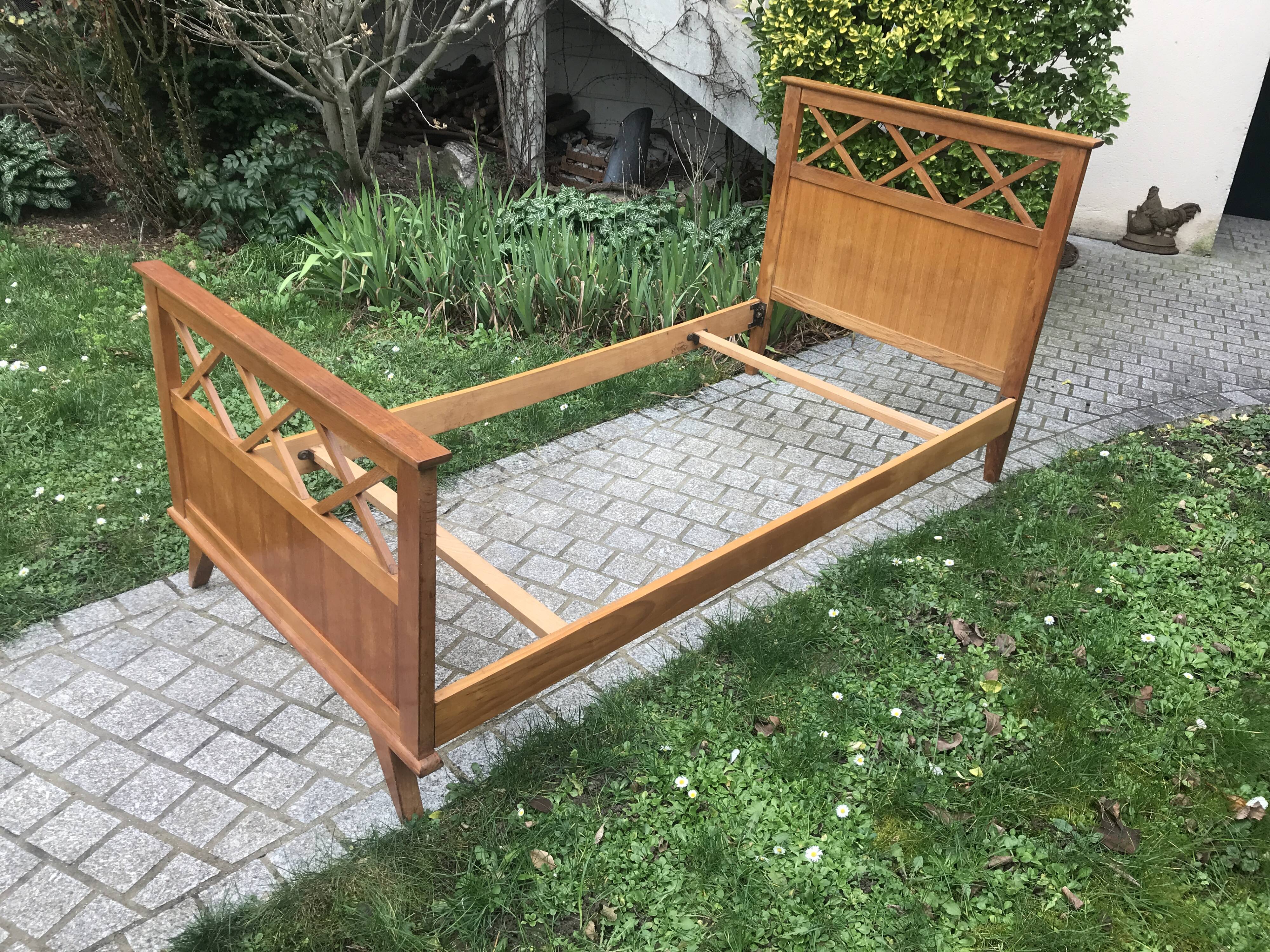 Bed with braces and feet compas vintage