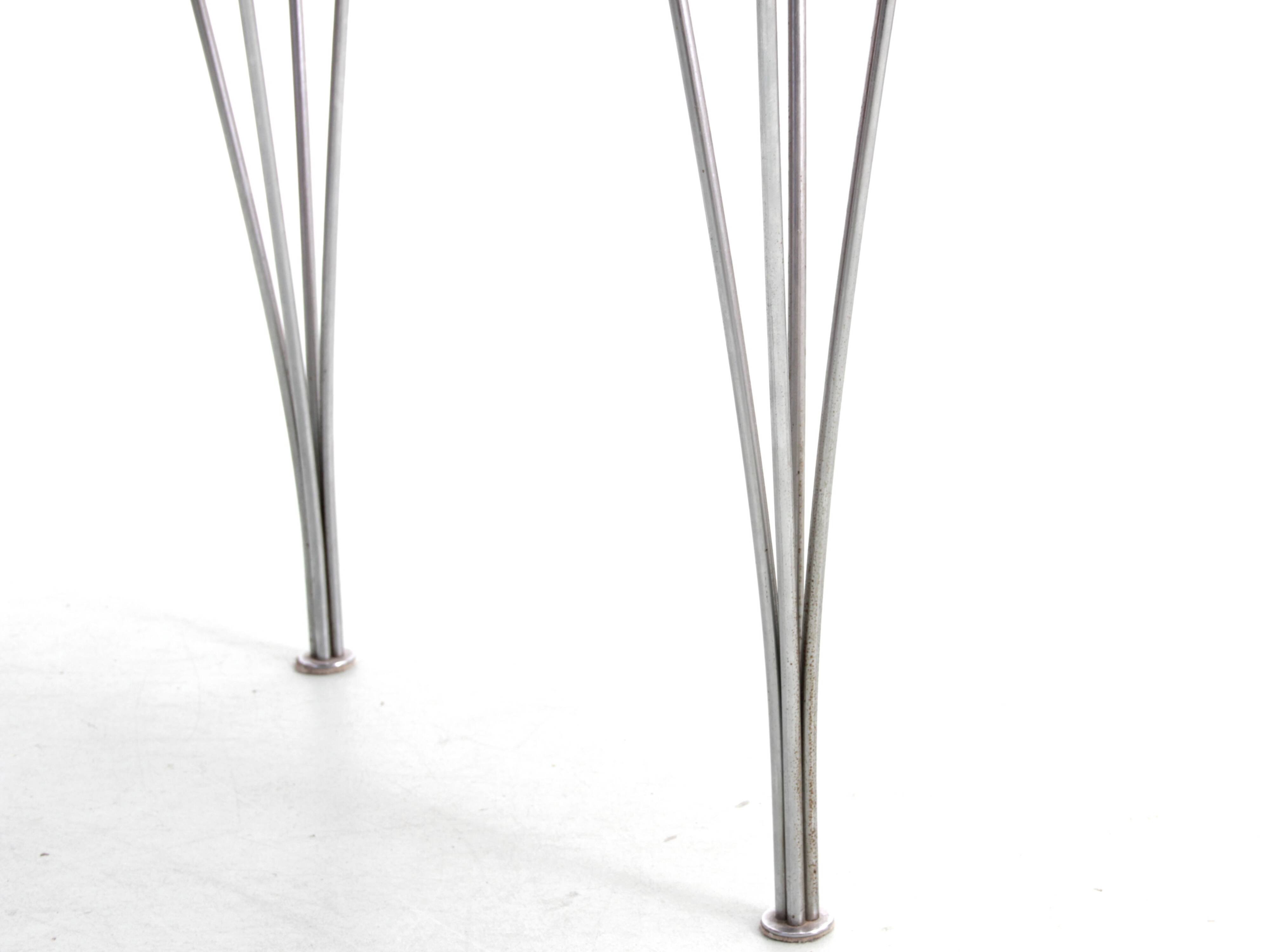 Scandinavian Super-ellipse table in Rio rosewood. 4 people.