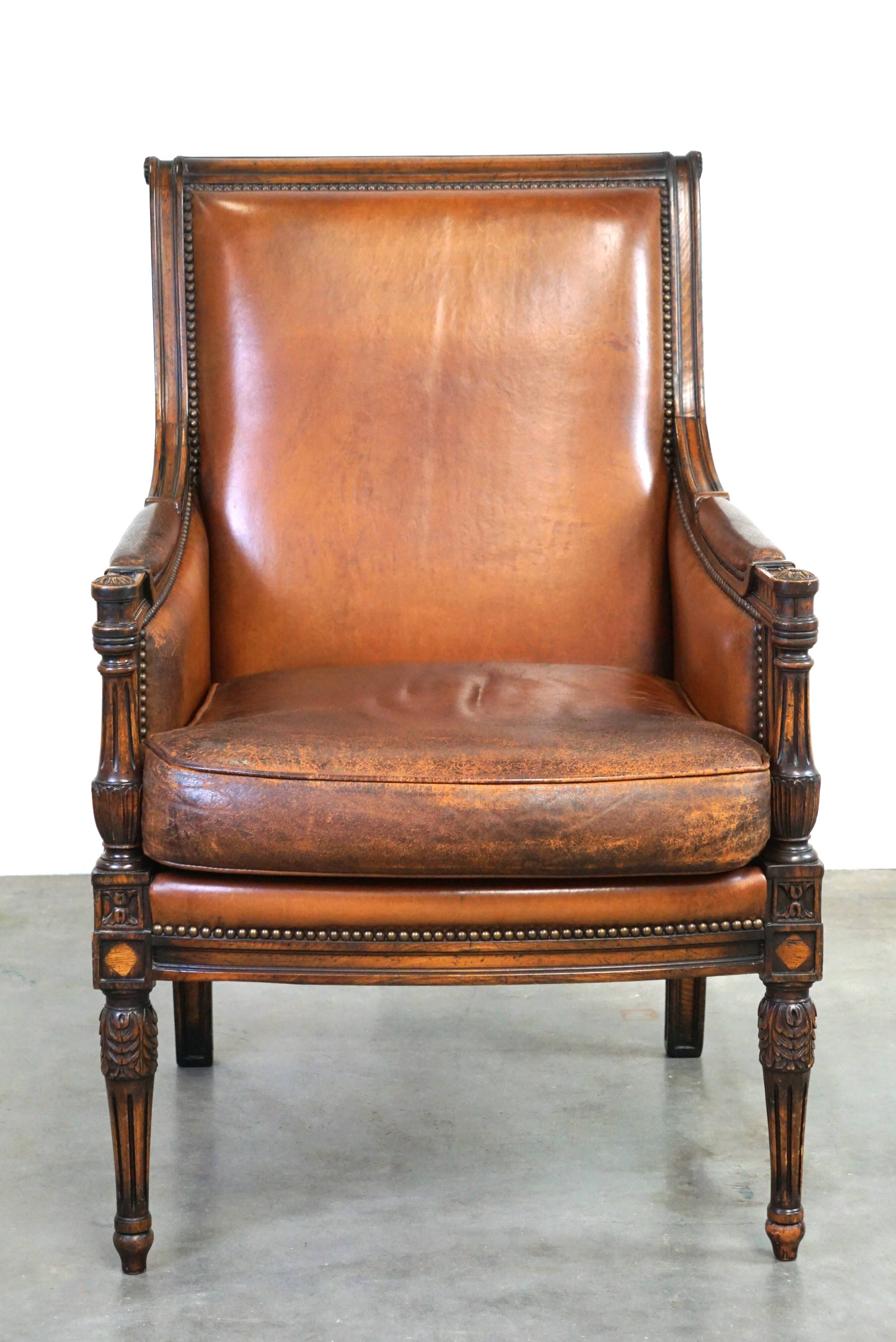 Fauteuil classique en peau de mouton avec sculptures en bois