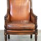 Fauteuil classique en peau de mouton avec sculptures en bois
