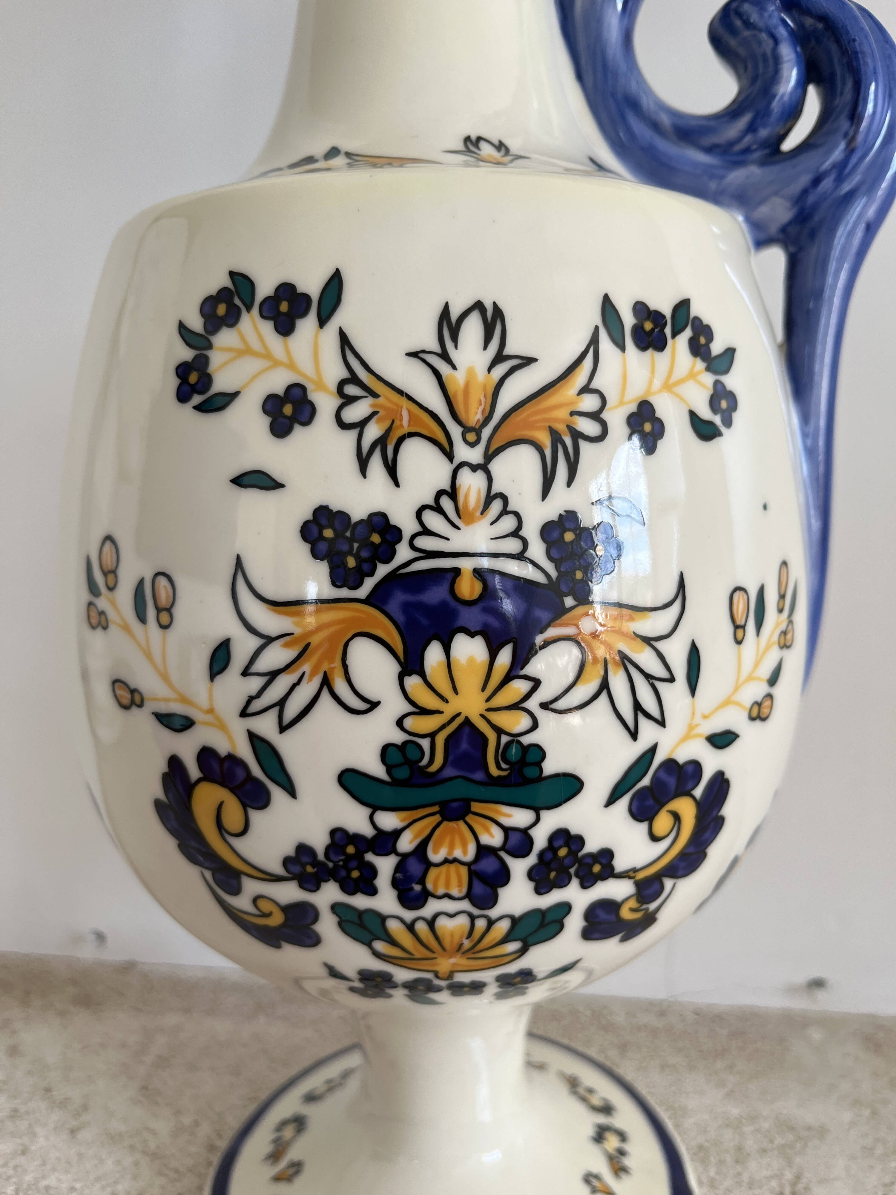 Porcelain jug limcolor