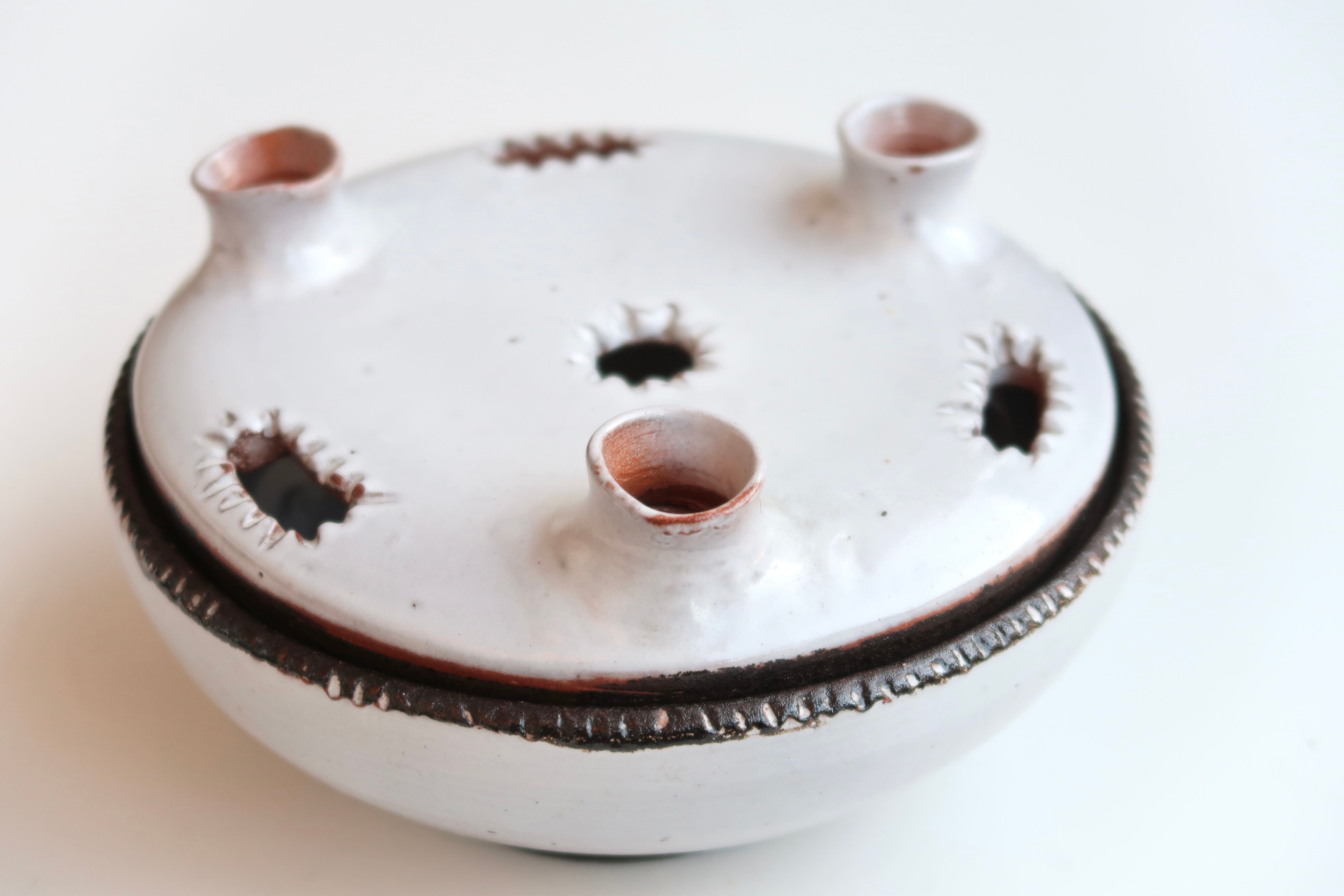 Pique flowers white sandstone by Jeanne and Norbert Pierlot