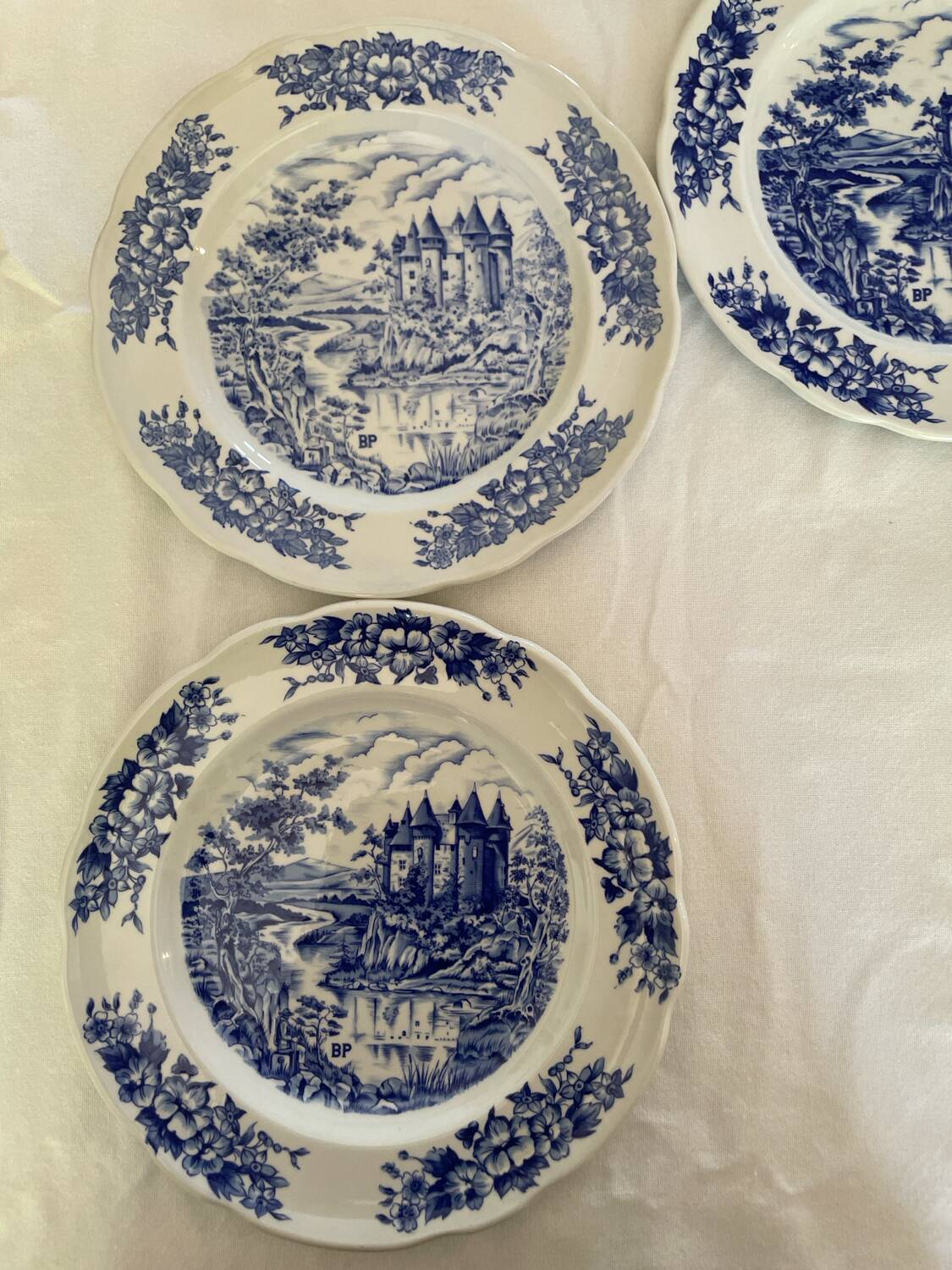 Set of 10 classic porcelain plates + 1 free – blue design