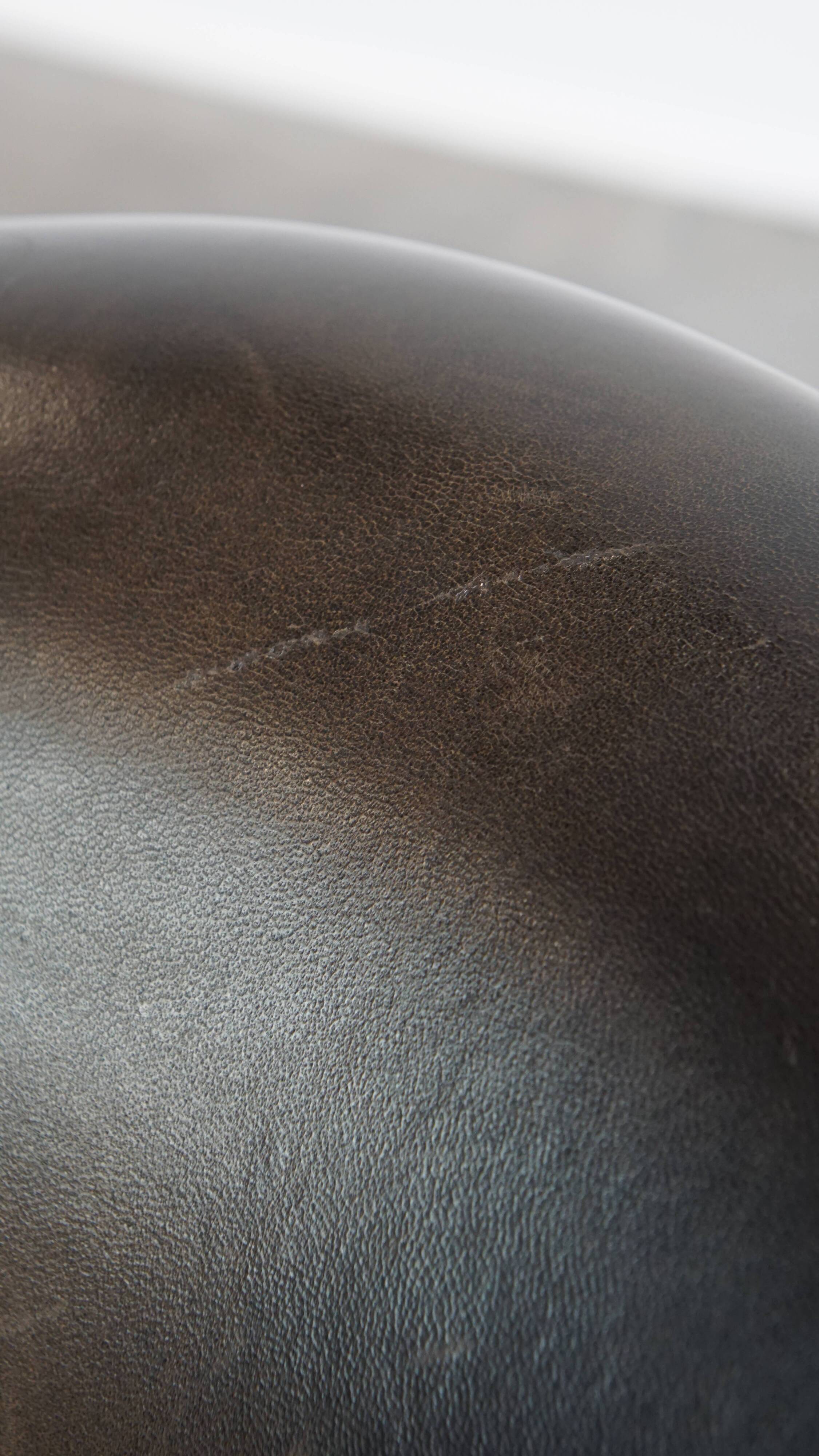 Fauteuil club noir/gris en cuir de mouton