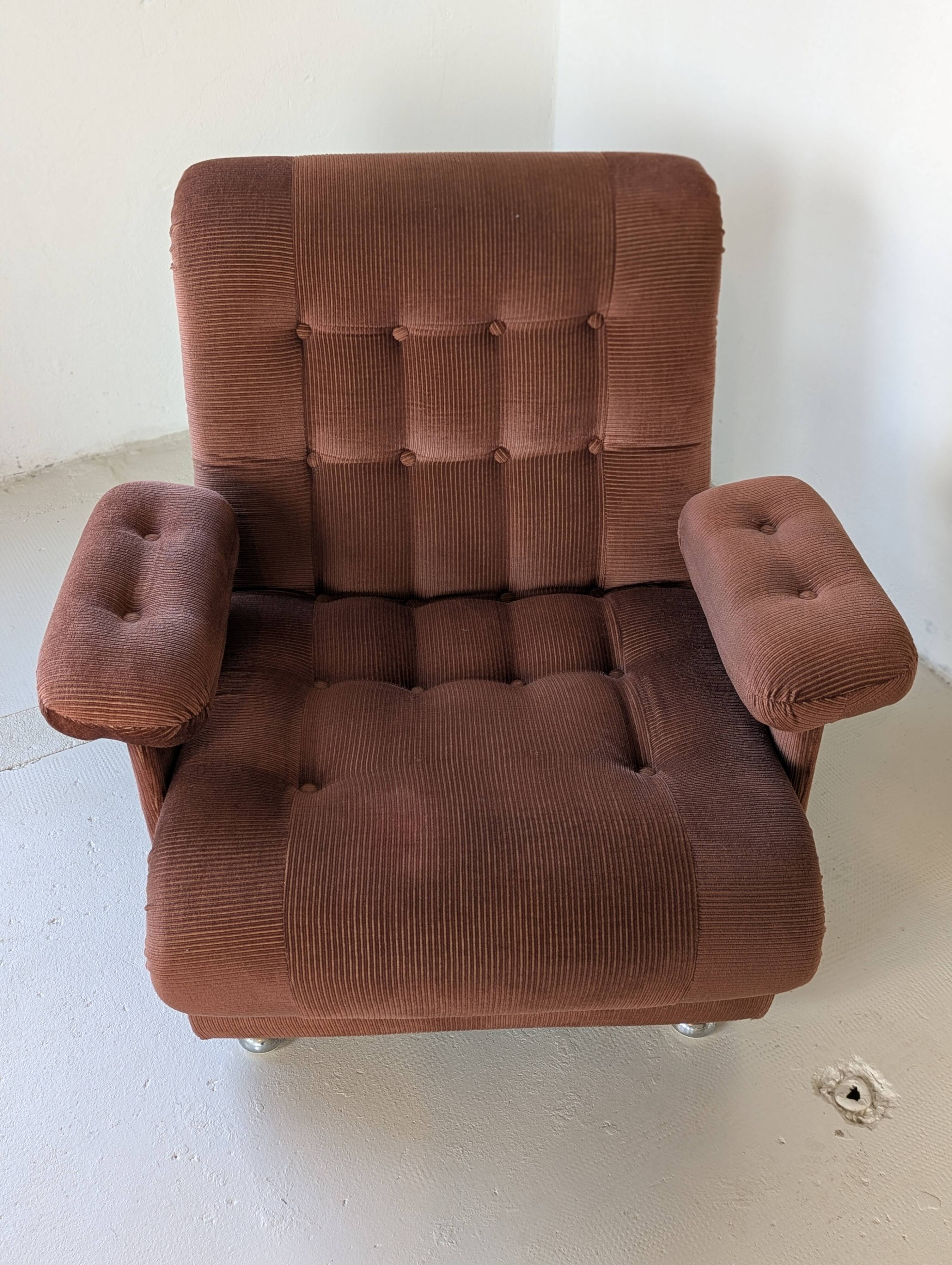 Fauteuil space age,en velours côtelé des années 70