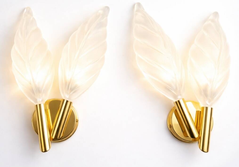 Pair of wall sconces with leaf motifs in the Barovier Murano style.
