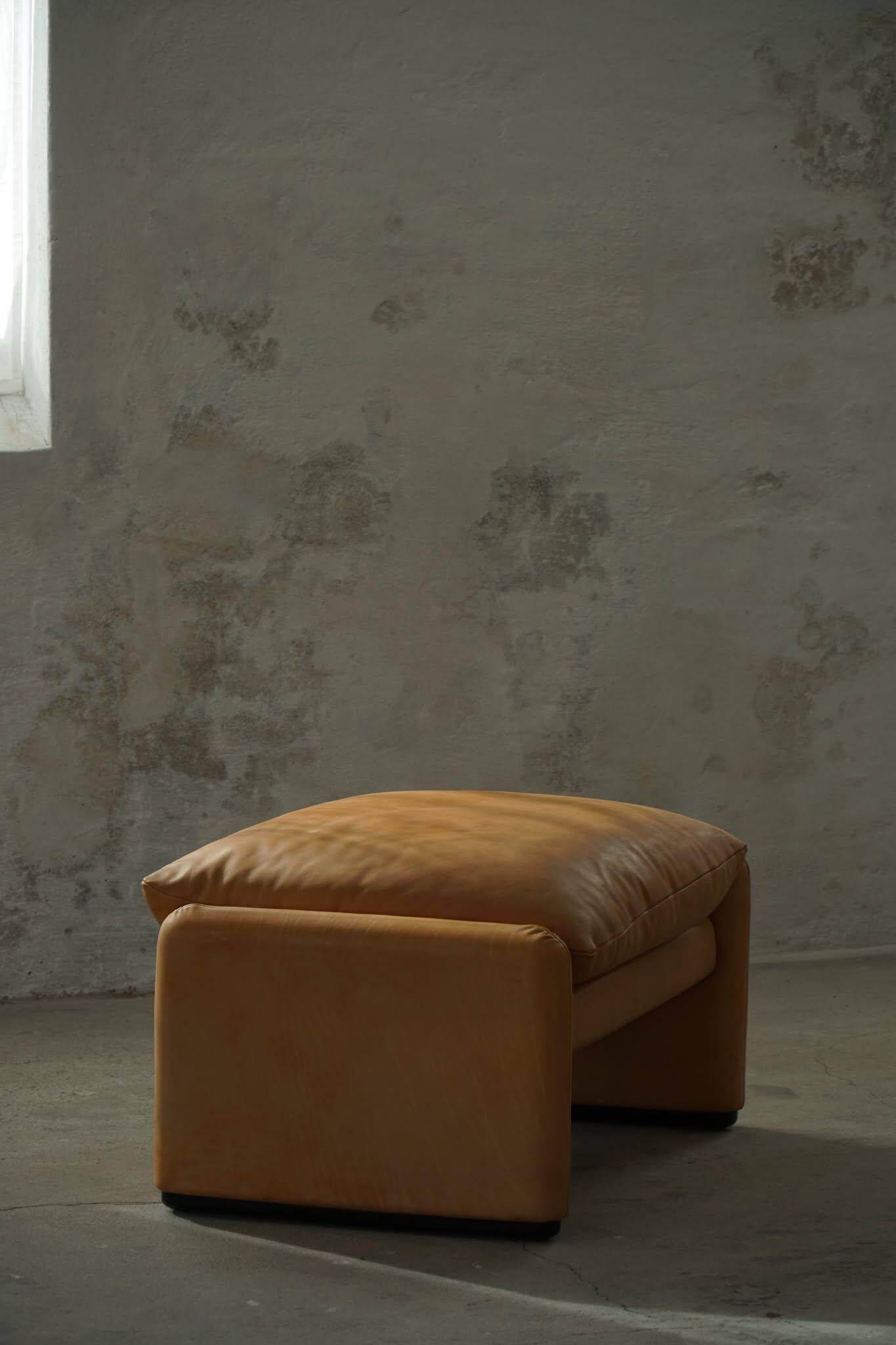 Maralunga ottoman in leather, Vico Magistretti for Cassina, Italian modern, 1973