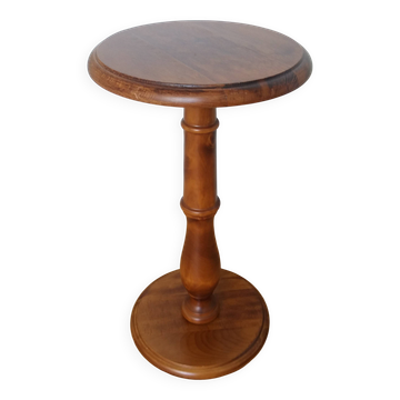Round pedestal table in solid wood