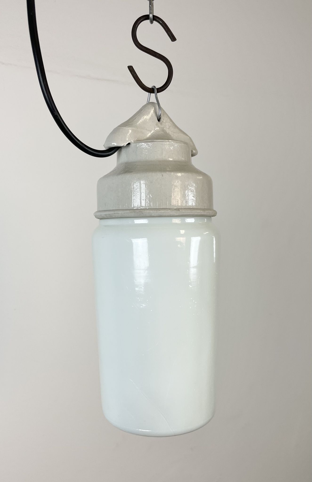 Suspension en porcelaine blanche industrielle avec verre opale, années 1970