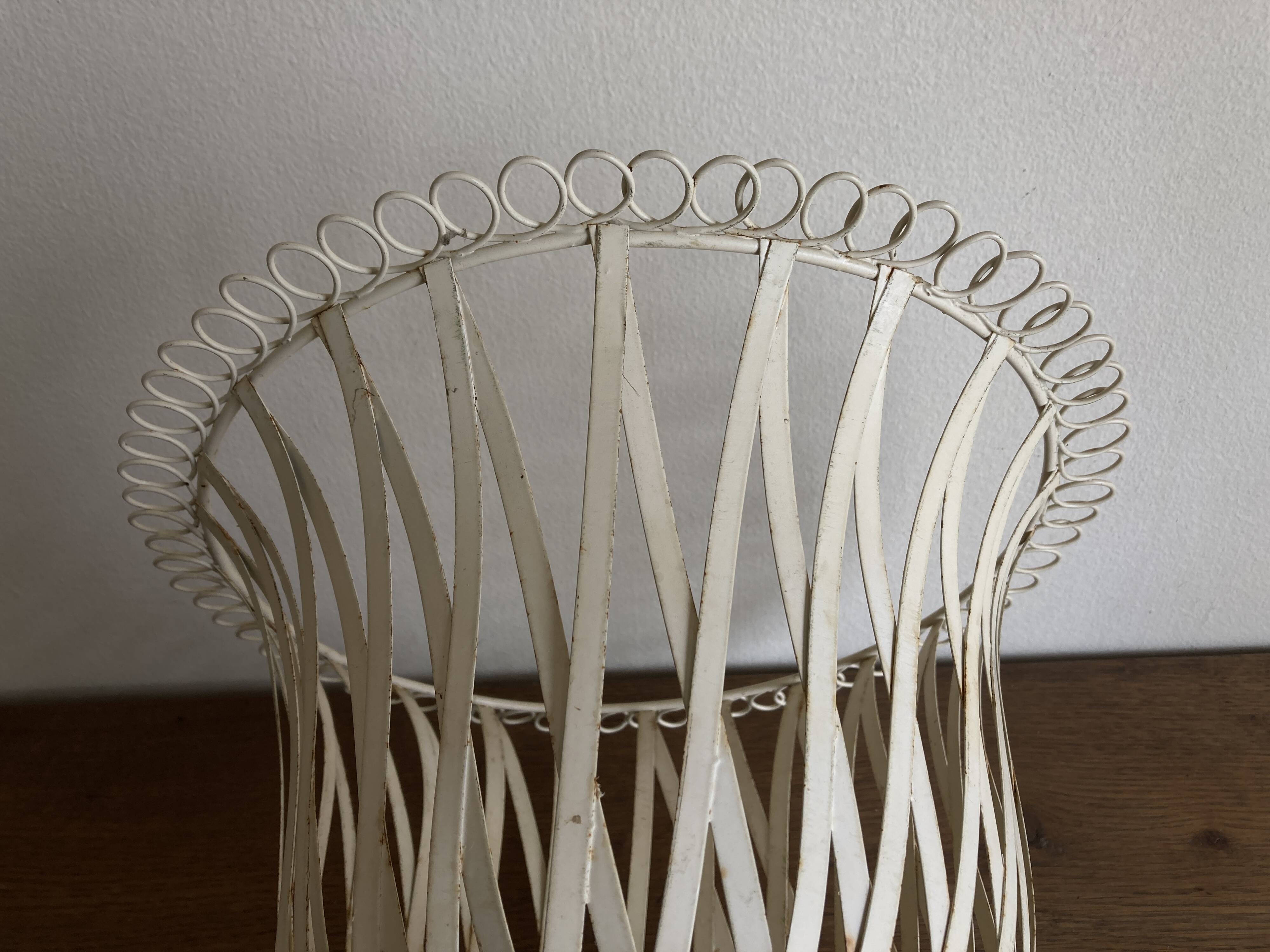 XXL Neoclassical Medici-style plant pot in ivory sheet metal